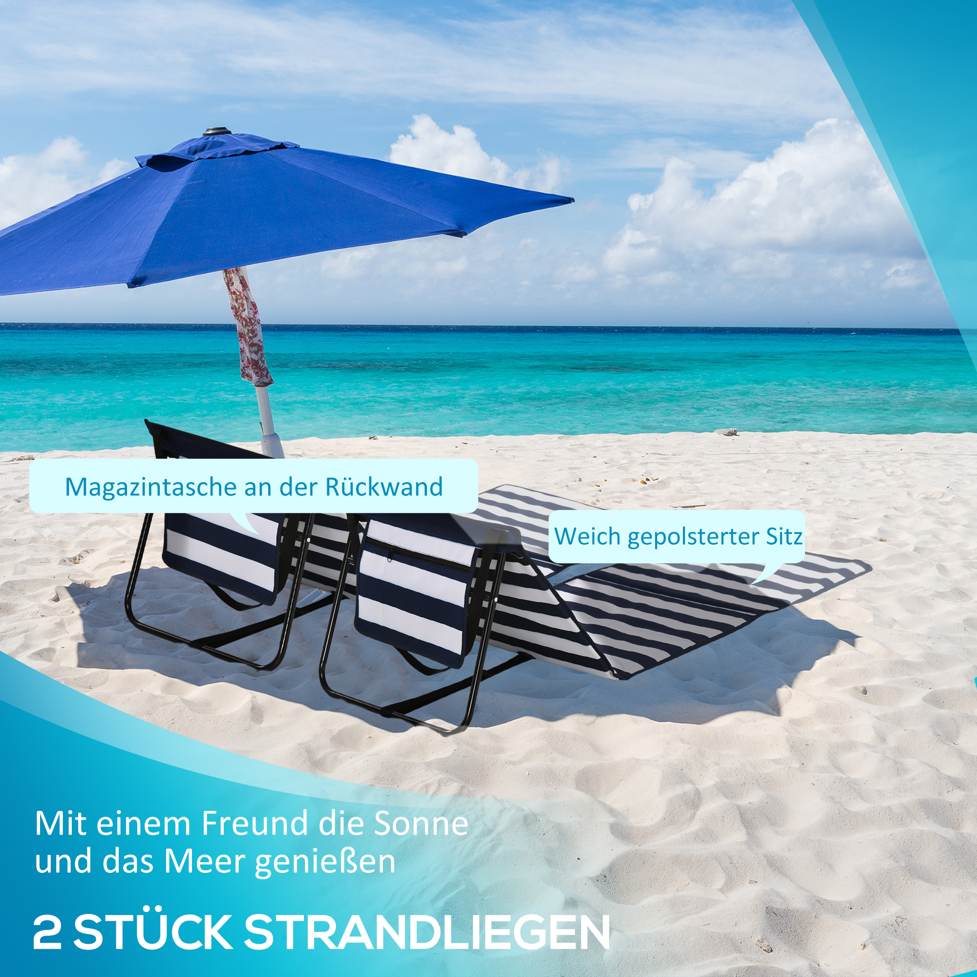 Strandszene mit zwei gestreiften Strandstühlen unter einem blauen Sonnenschirm; Meer im Hintergrund.