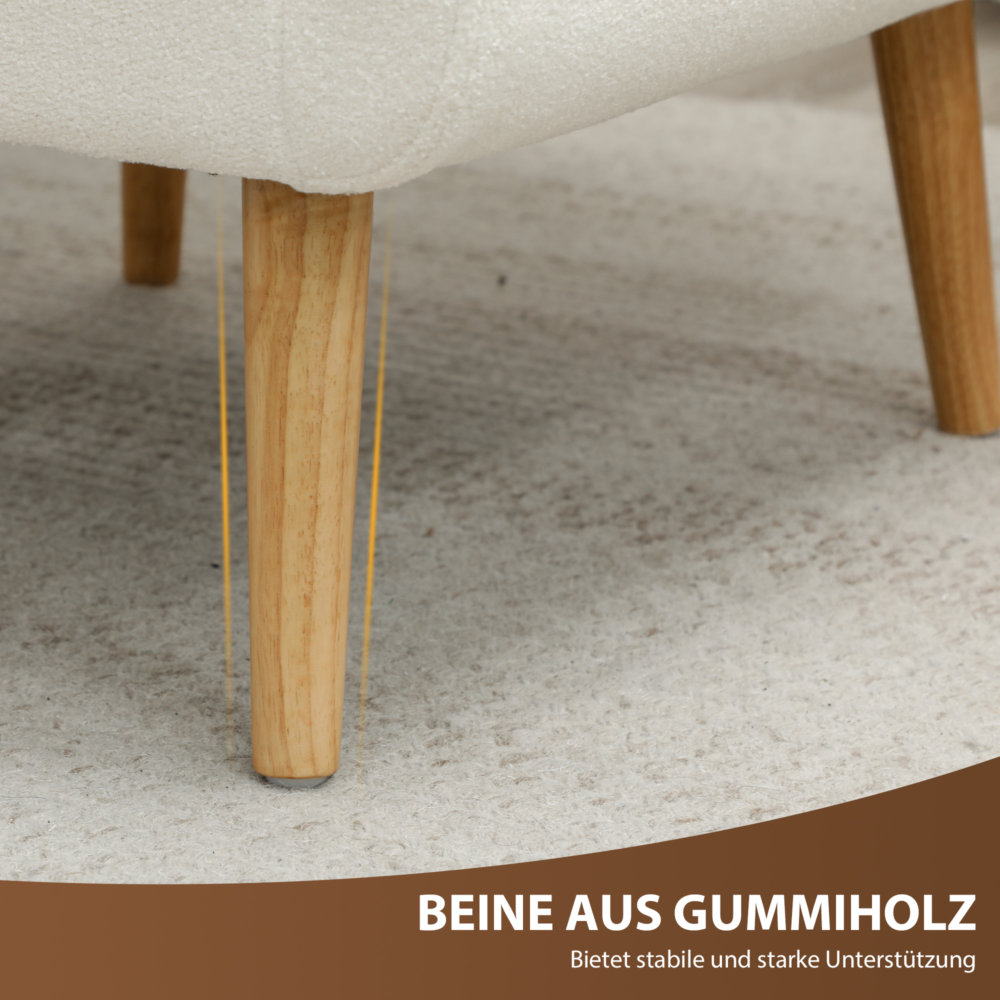 Nahaufnahme des Holzbeins eines Stuhls. Das Bein ist hellbraun, der Teppich hellgrau.