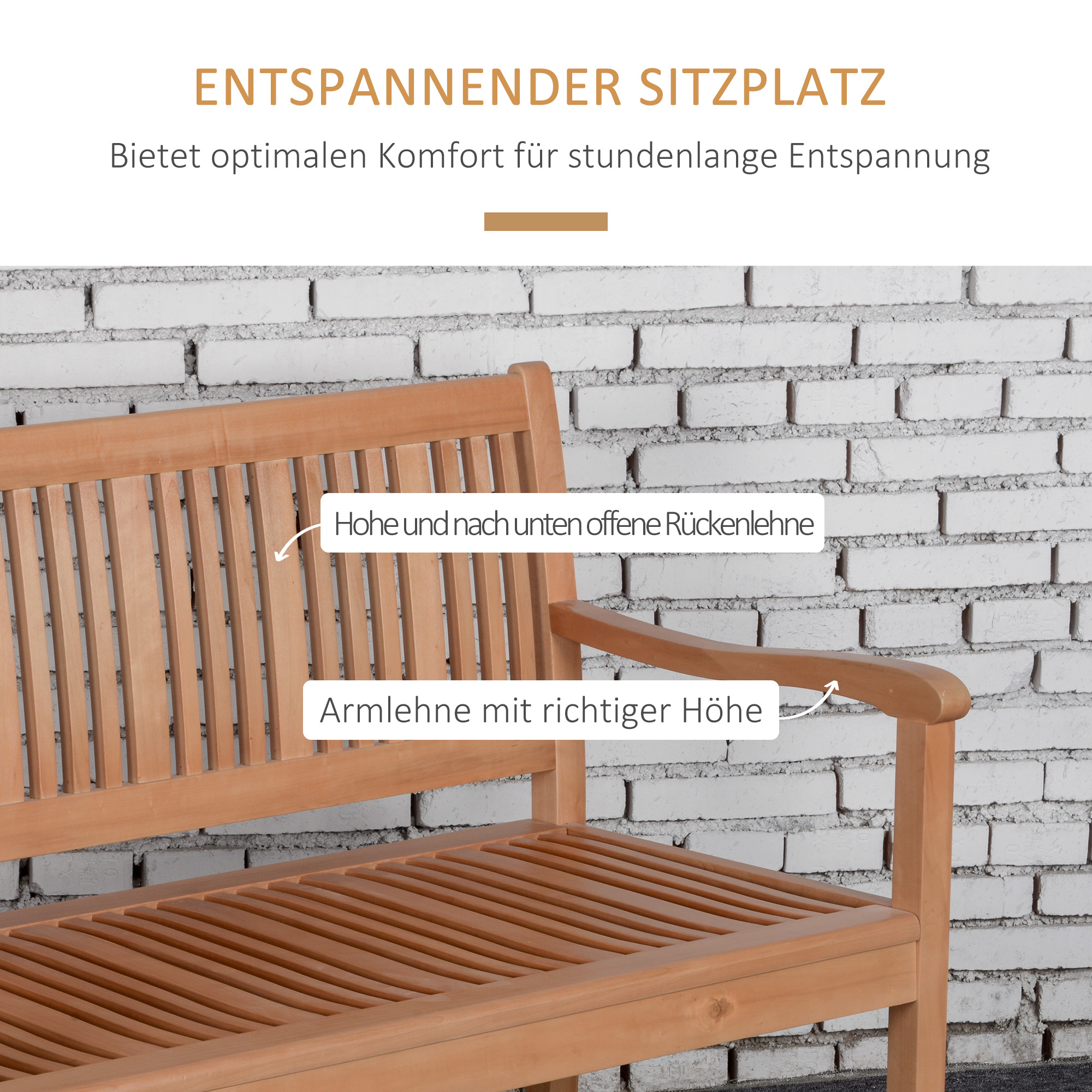 Eine Holzbank mit Lattenrücken und Armlehnen vor einer weißen Backsteinmauer. Text auf Deutsch.