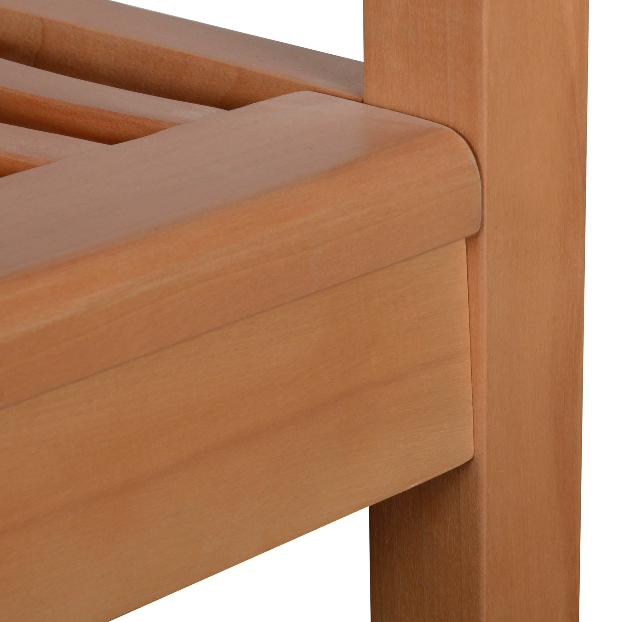 Holzbank-Detail. Nahaufnahme der Ecke der Bank, die die Holzmaserung zeigt.