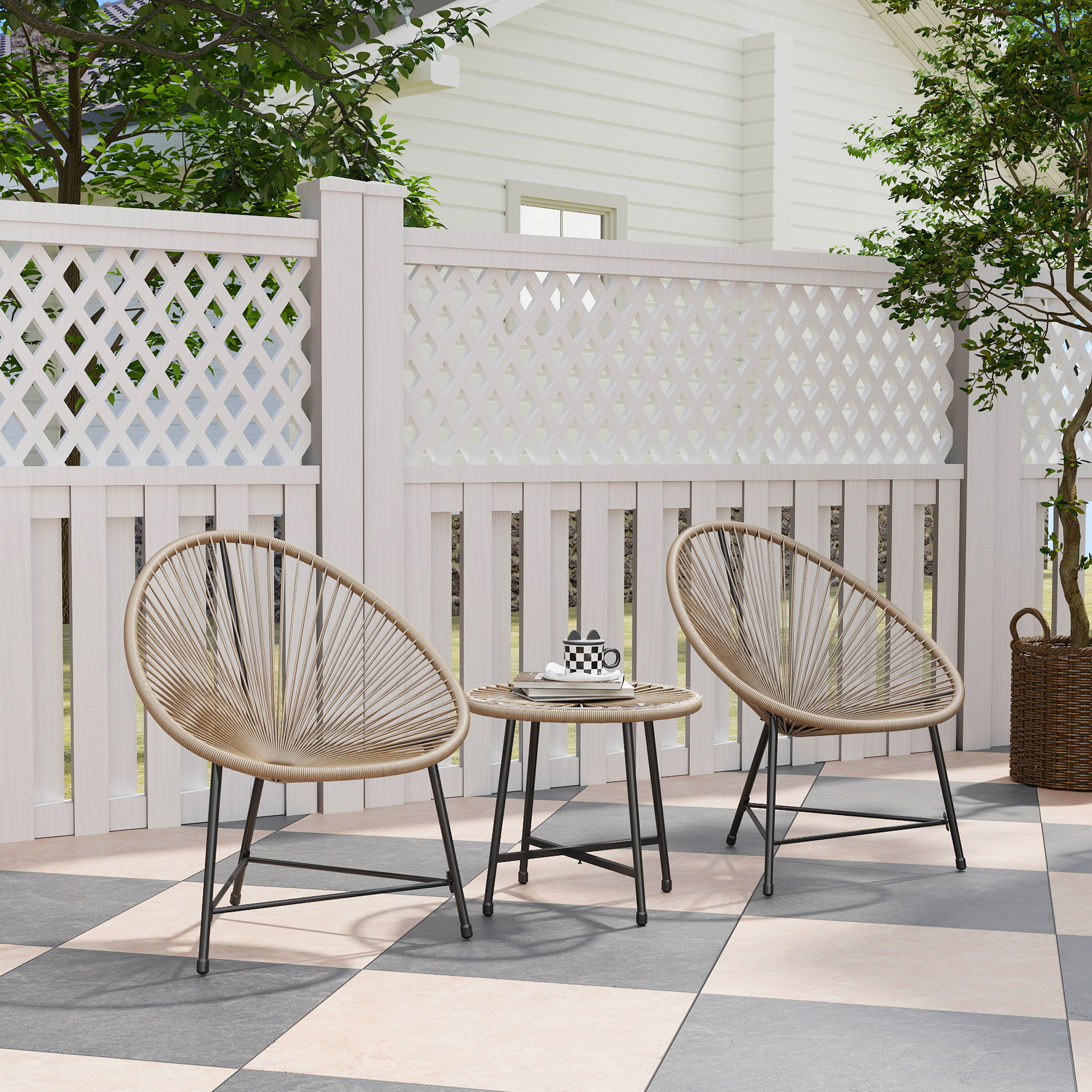 Outdoor-Terrassenset mit zwei beigefarbenen Seilstühlen und einem kleinen runden Tisch.