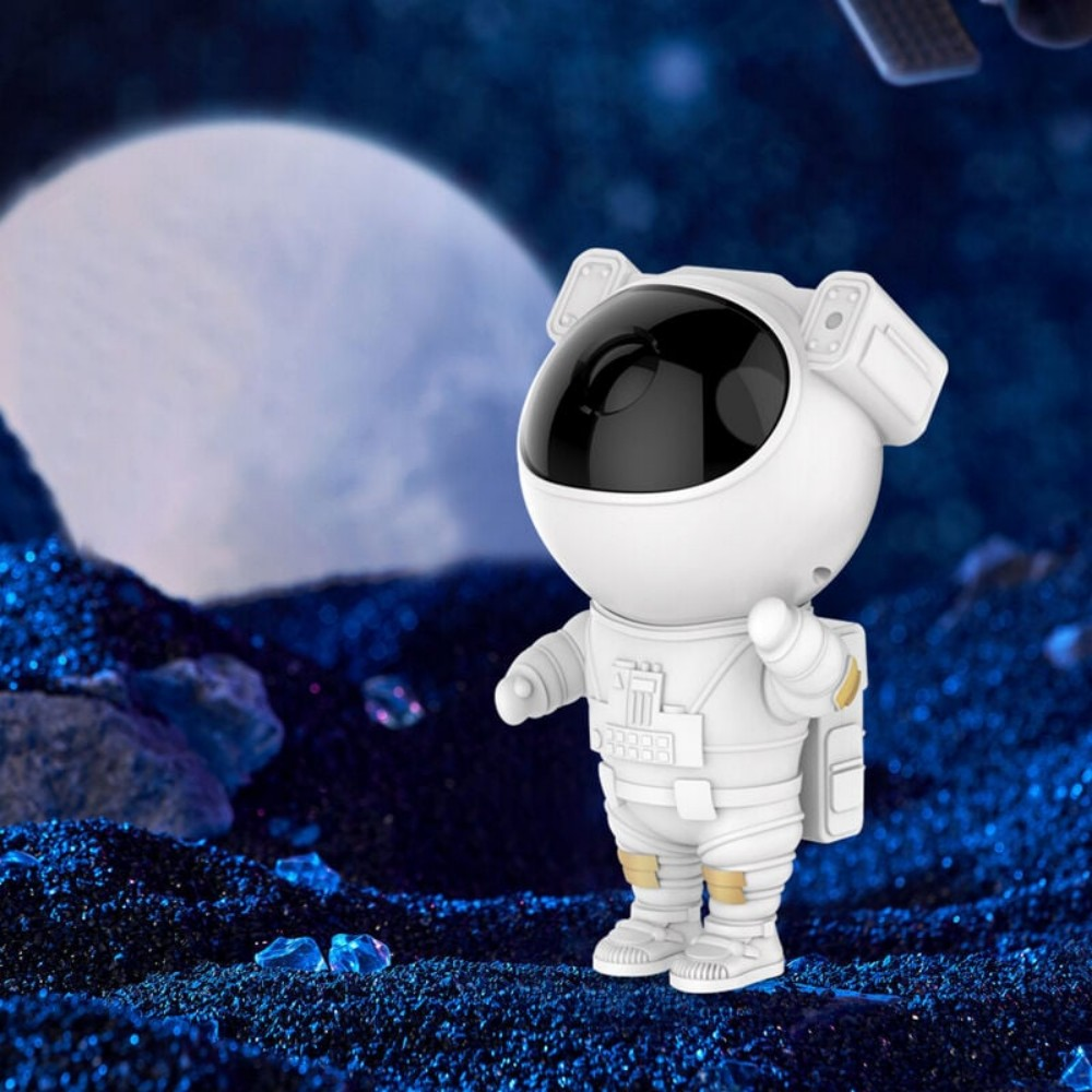 Weißes Astronautenspielzeug steht auf blauem Boden, mit Mond im Hintergrund und Sternen.