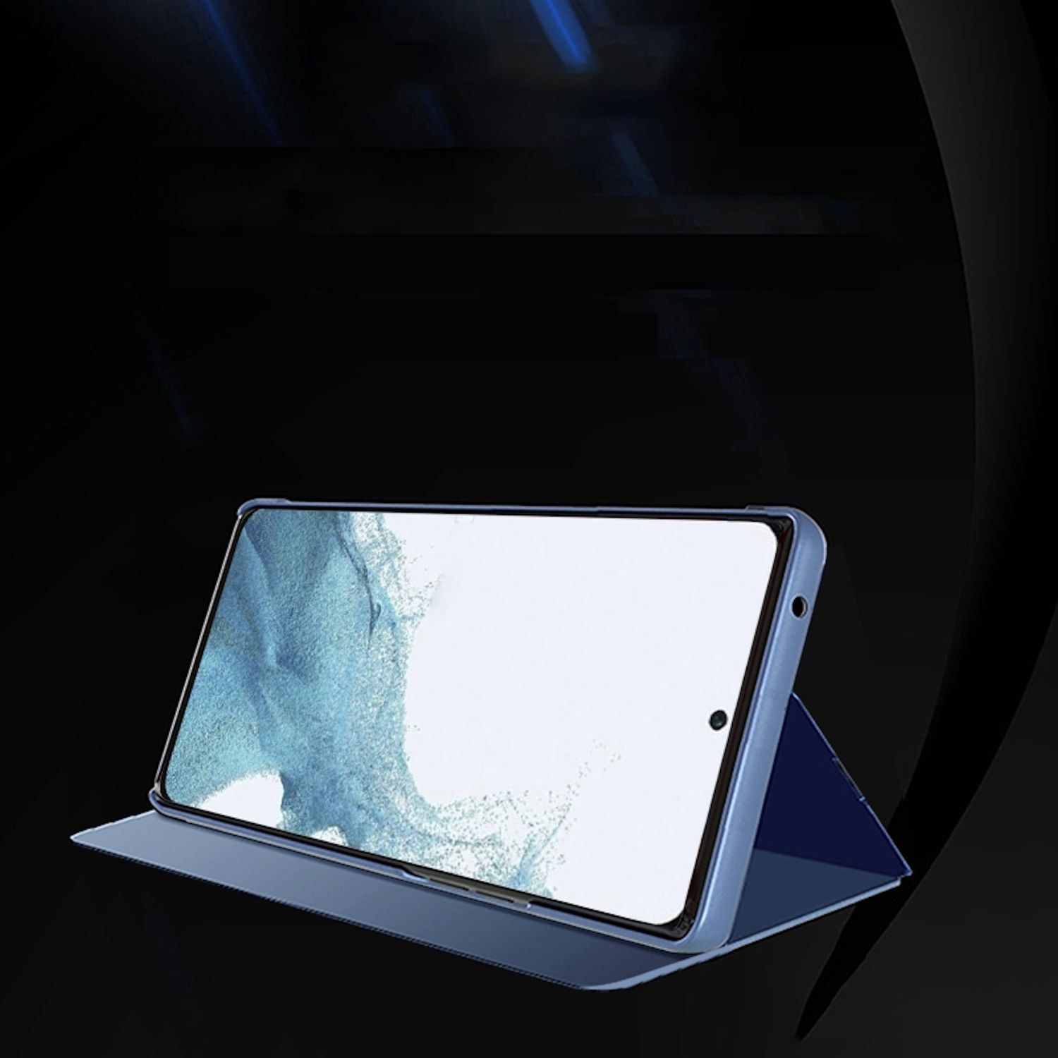 Blaues Handy mit hellem Bildschirm in Hülle. Dunkler Hintergrund mit Glanz.