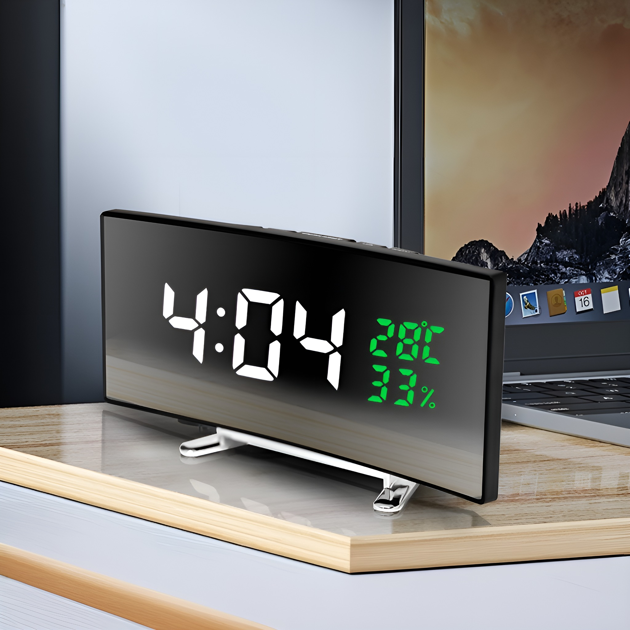 Digitaler Wecker, schwarz mit grünen Ziffern, zeigt Zeit, Temperatur, Luftfeuchtigkeit.