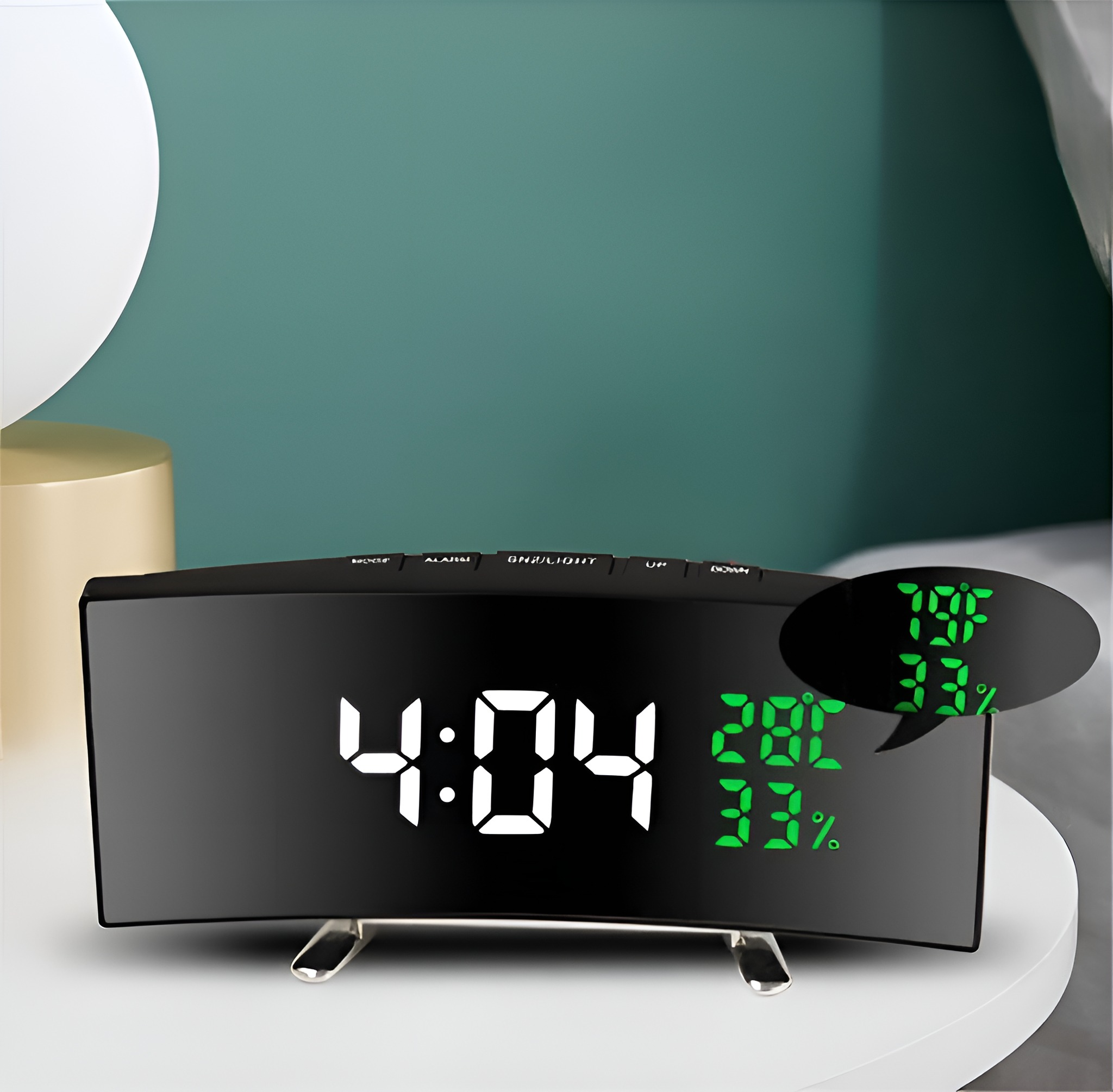 Eine digitale schwarze Uhr, die Zeit und Temperatur anzeigt.