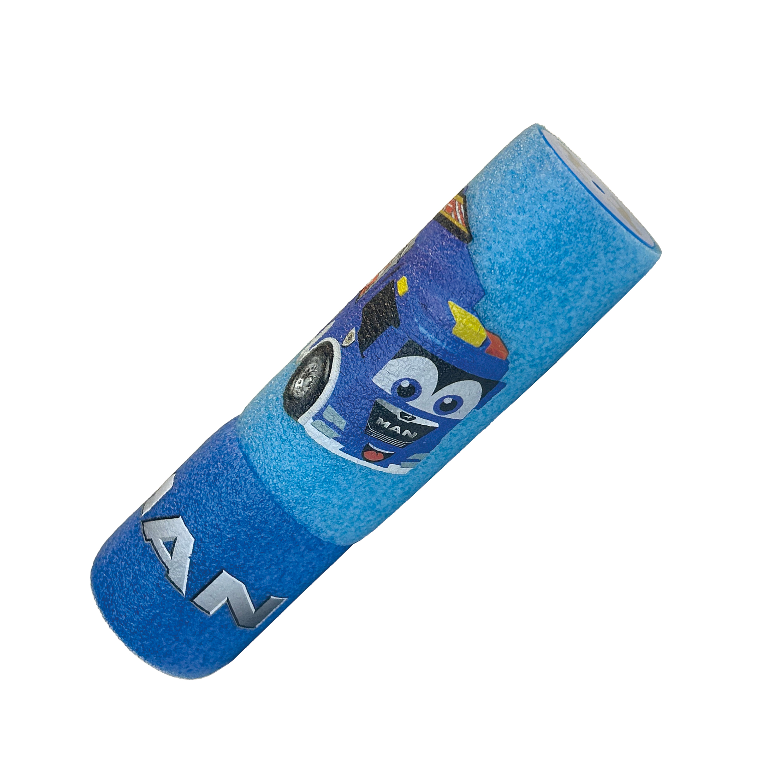 Eine blaue, zylindrische Poolnudel mit einem Cartoon-Auto-Design wird auf weißem Hintergrund angezeigt.
