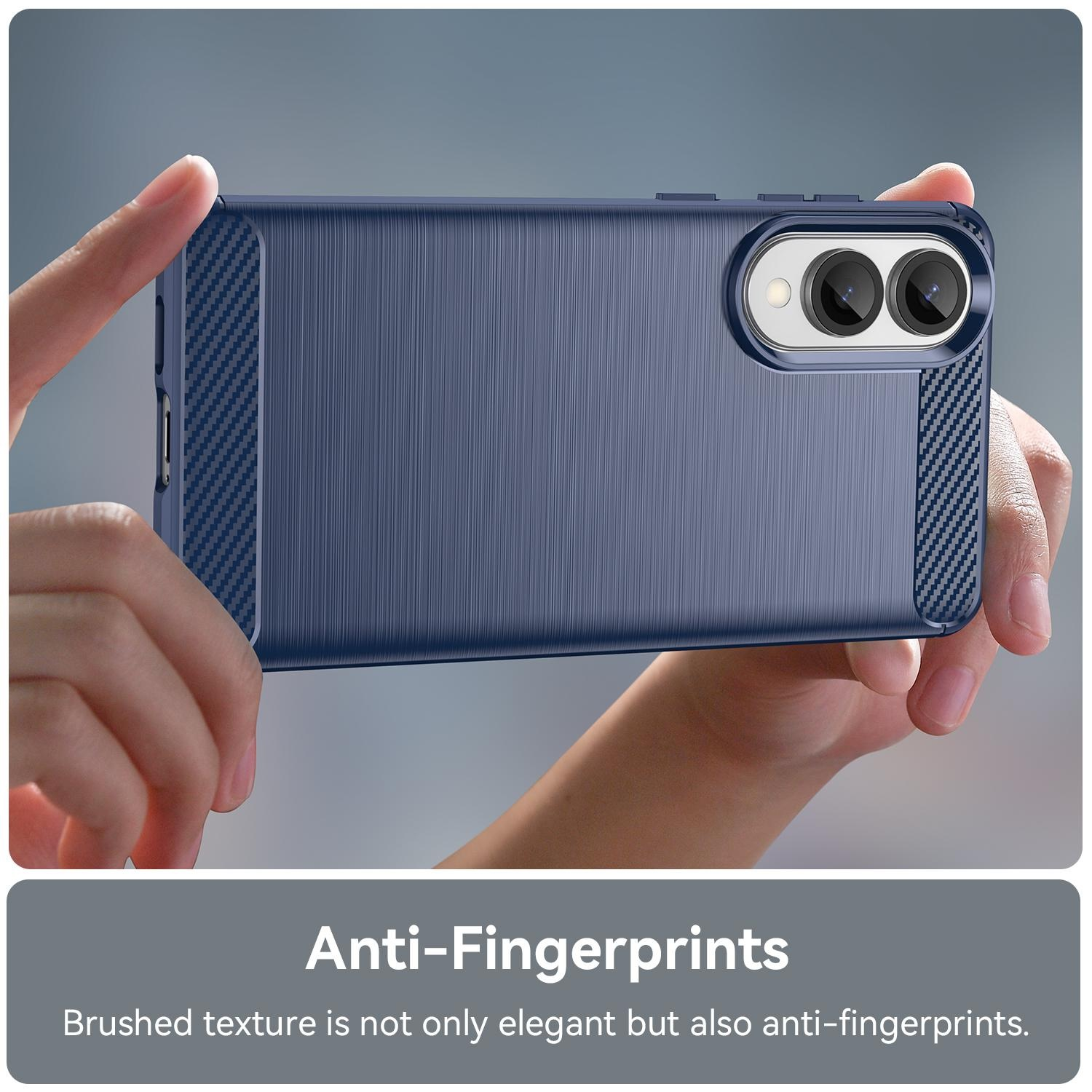 Hände halten eine blaue Handyhülle mit Kamera.