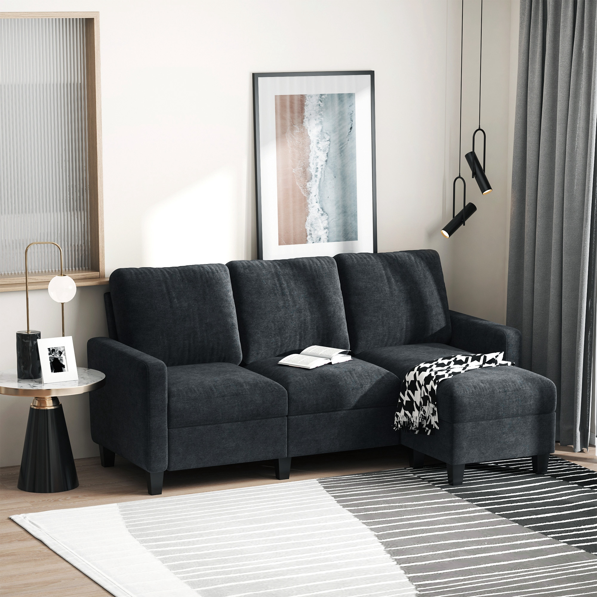 Dunkelgraues Ecksofa mit Chaiselongue und gemustertem Teppich in einem Wohnzimmer mit Gemälde.