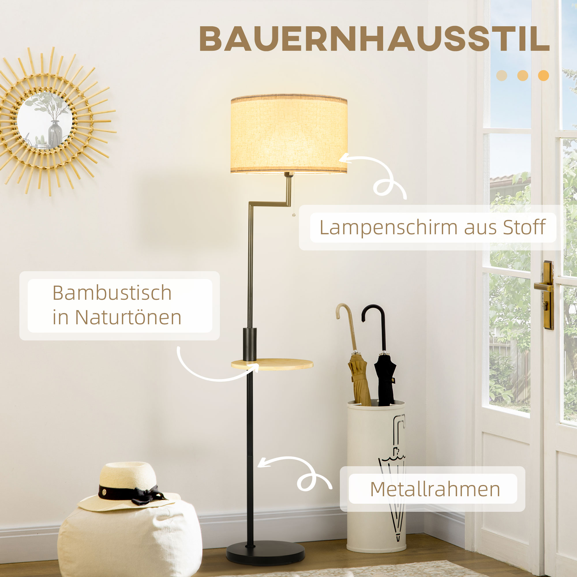 Stehlampe mit Lampenschirm und Beistelltisch. Regenschirmständer und Hut im Hintergrund.