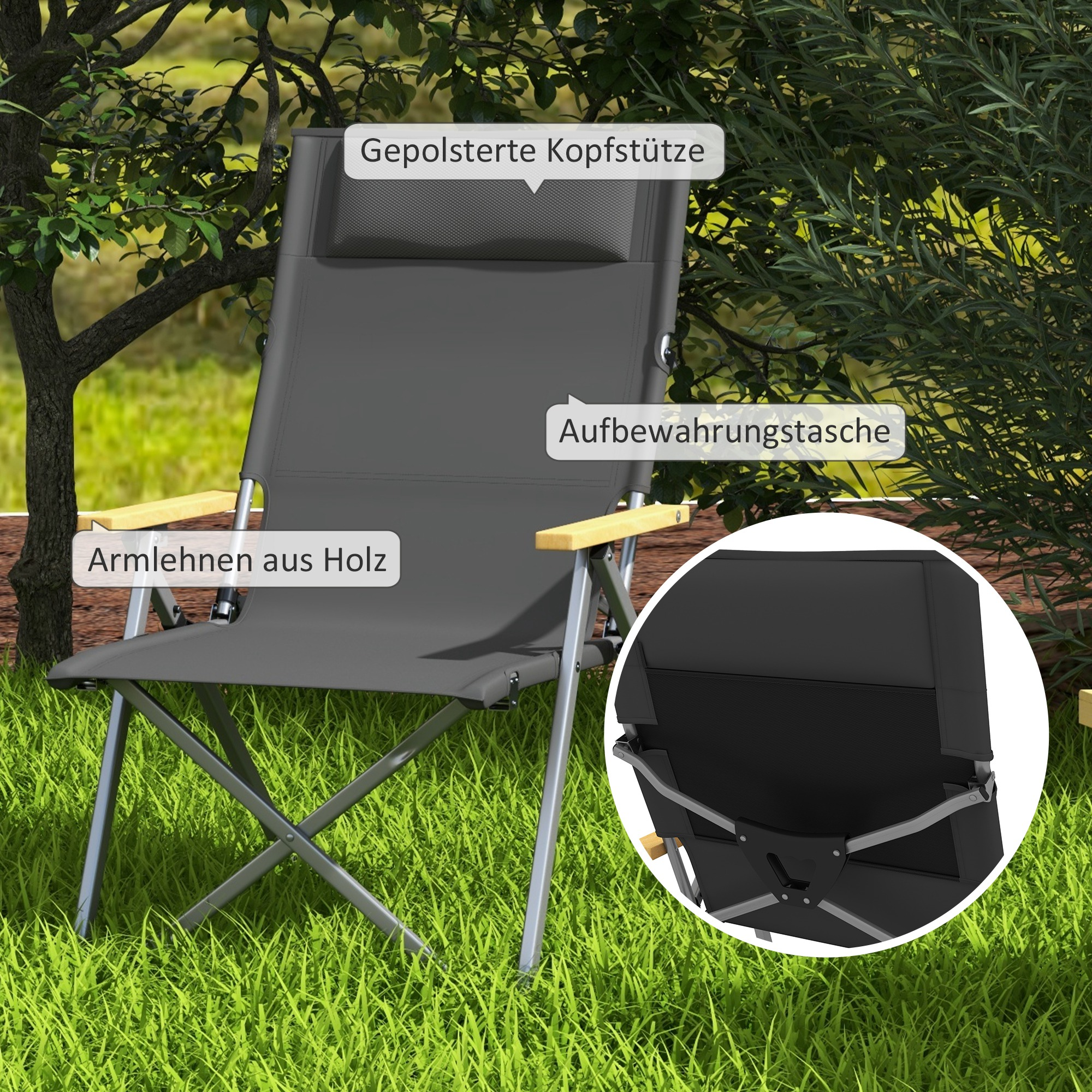 Ein grauer Klappstuhl mit Holzarmlehnen steht auf Gras, mit Kissen und Aufbewahrungstasche.