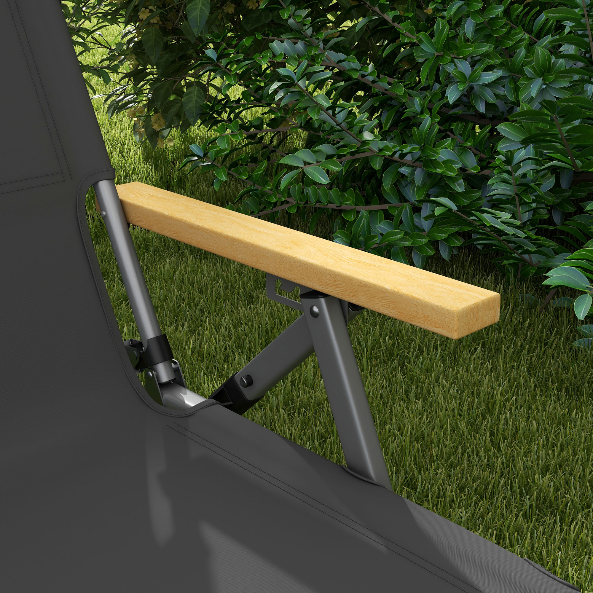 Eine schwarze Stuhllehne mit Holzaufsatz. In einer grünen Außenumgebung mit Gras und Blättern.