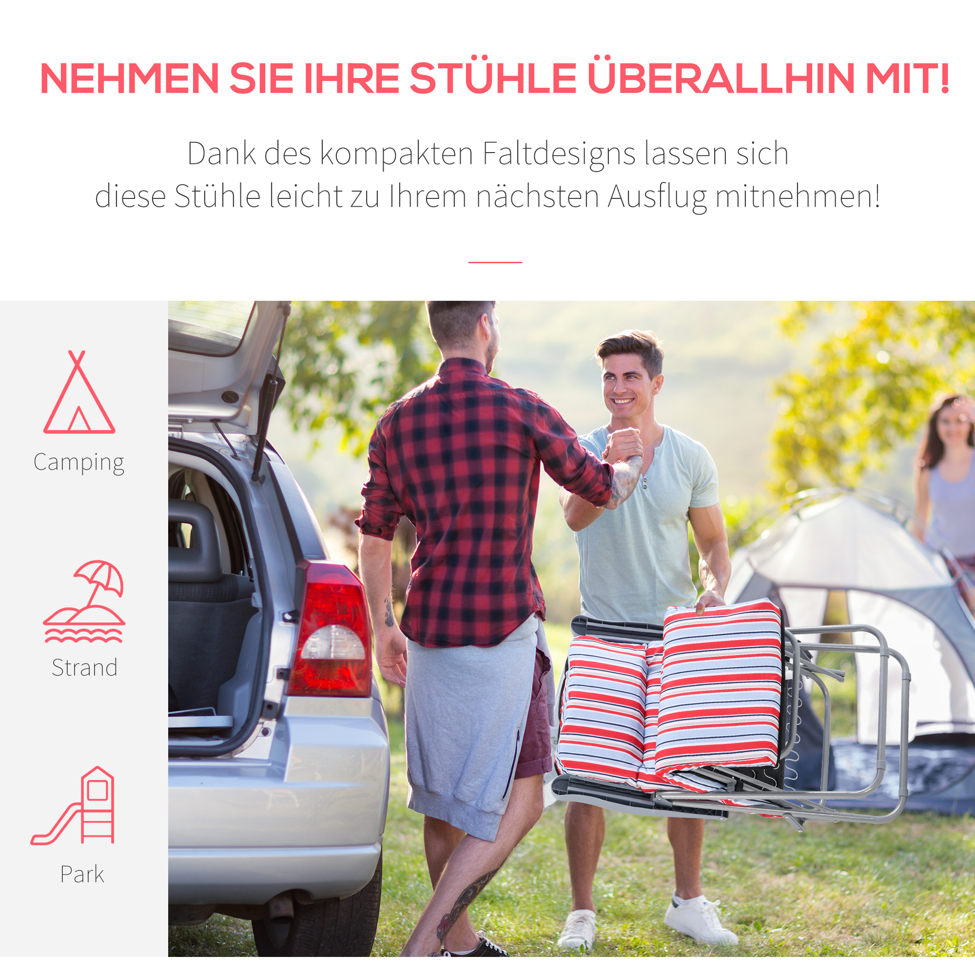 Zwei Männer bereiten sich auf das Camping vor. Sie lächeln. Im Hintergrund sind ein Zelt und Campingausrüstung.