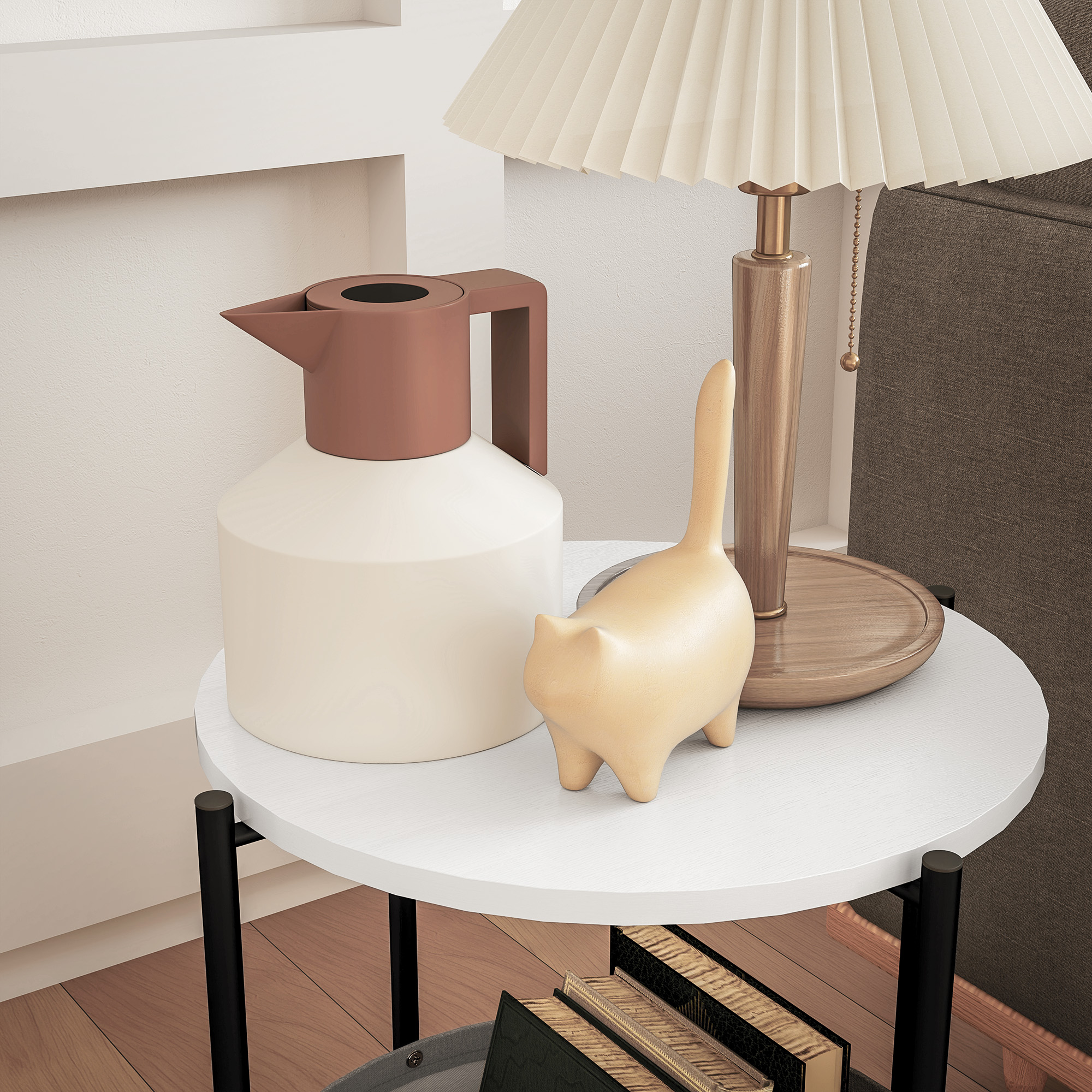 Ein weißer Beistelltisch mit einer Katzenfigur, einer Teekanne, Büchern und einer Lampe. Die Szene ist drinnen.