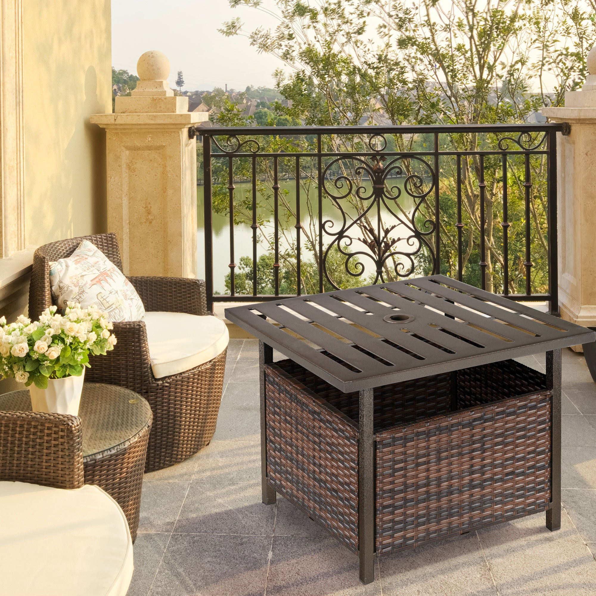 Terrassenset im Freien mit Tisch und zwei Stühlen. Der Hintergrund zeigt einen See und einen Balkon.