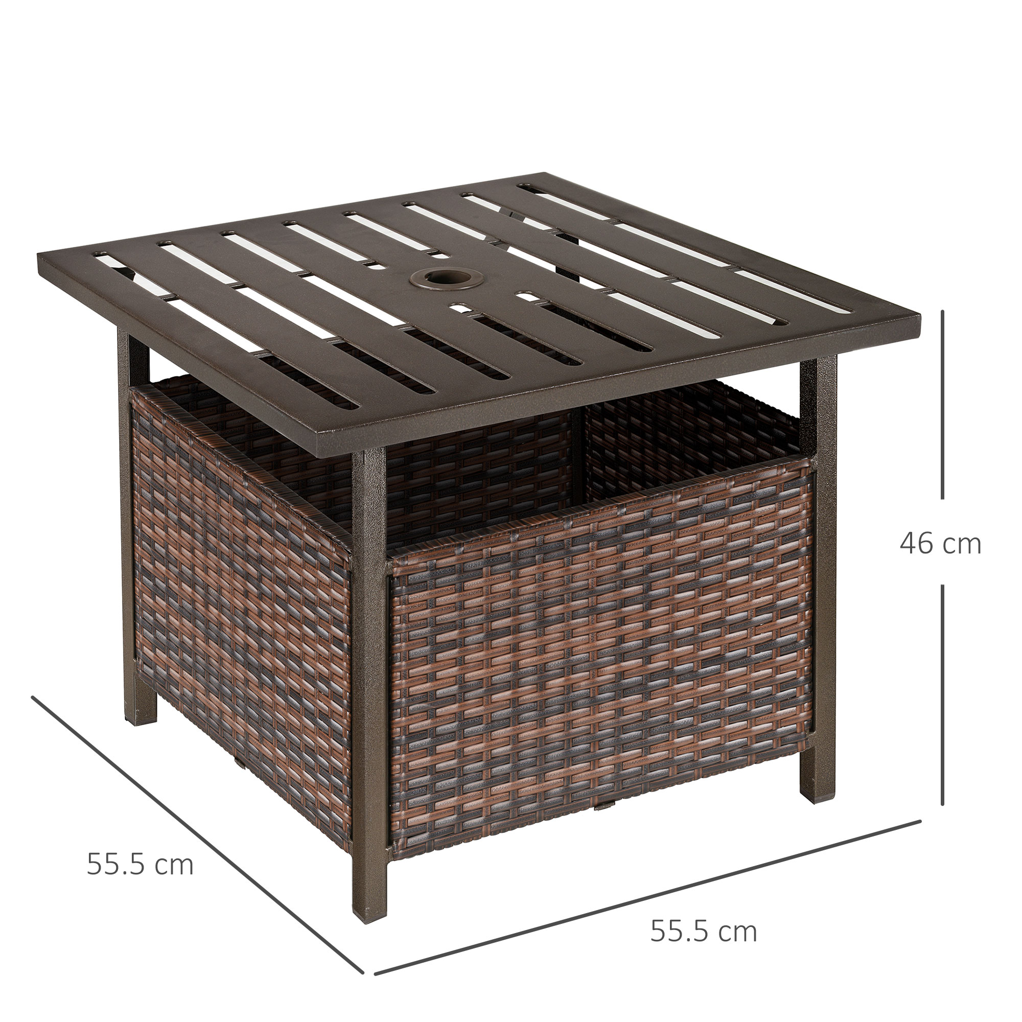 Ein quadratischer Gartentisch mit gewebter, korbartiger Basis und geschlitzter Metallplatte.