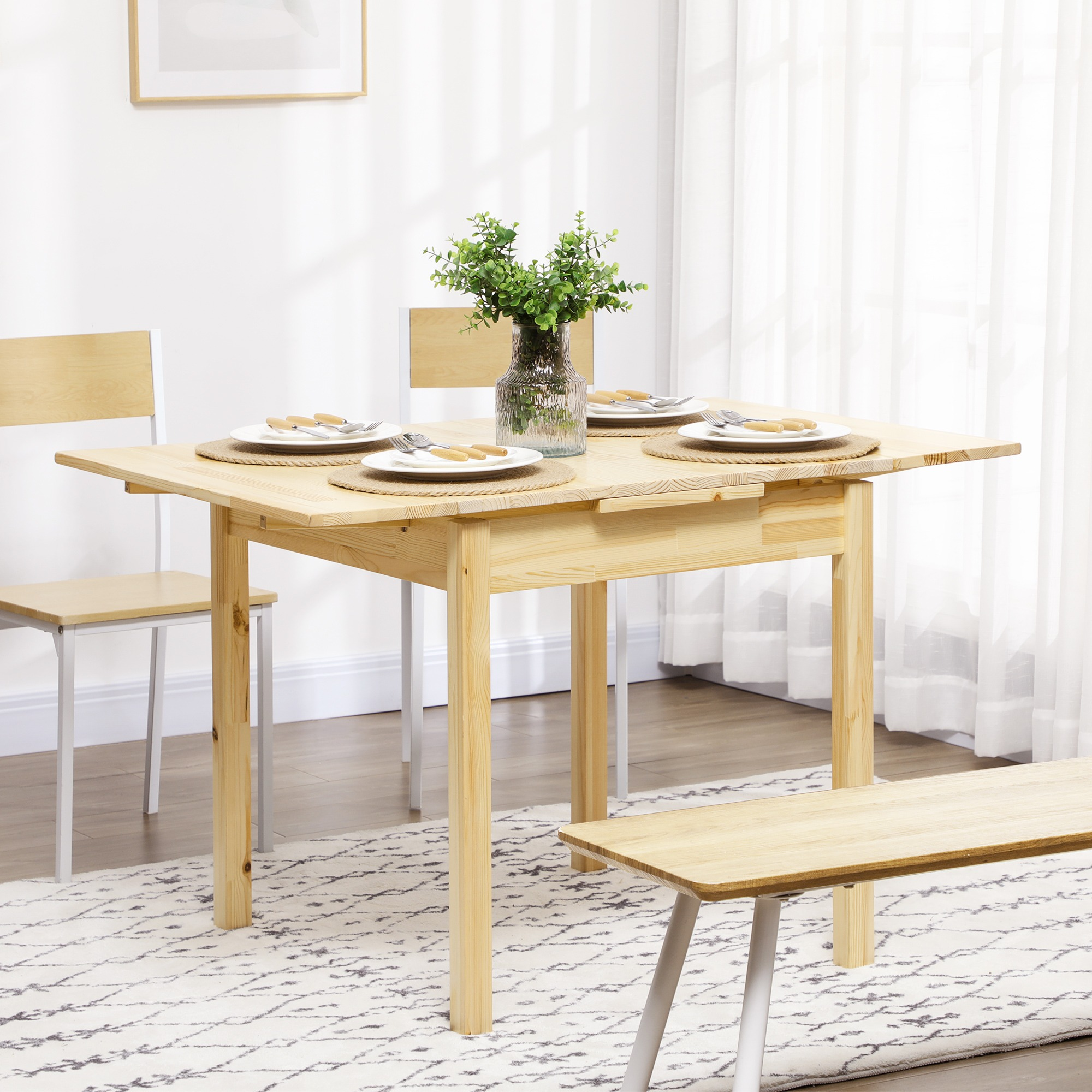 Holztisch mit Tellern, Vase mit Pflanzen und Stühlen auf einem Teppich. Eine Bank ist vorne.