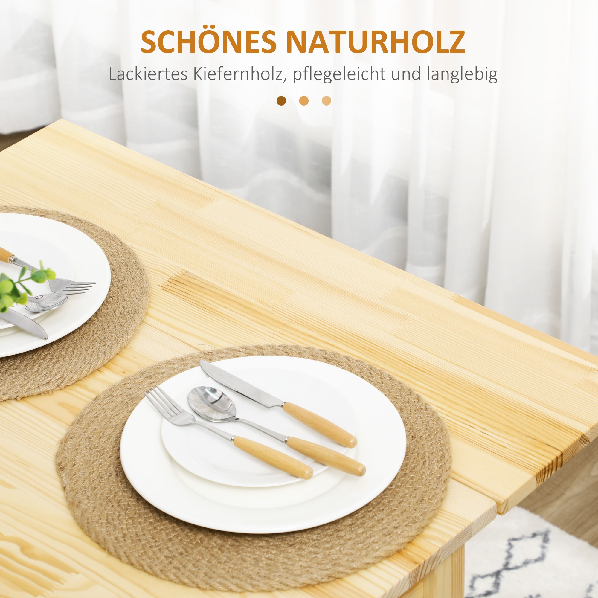 Tischgedeck mit Tellern, Besteck und Tischsets, auf einem Holztisch.