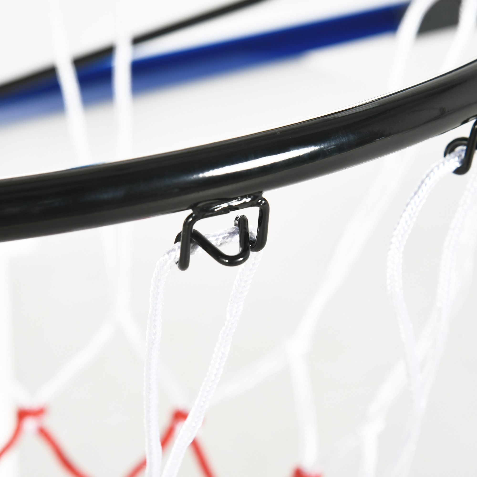 Nahaufnahme der Netzbefestigung eines Basketballkorbs. Das Netz ist weiß, der Reifen schwarz, die Haken sind Metall.