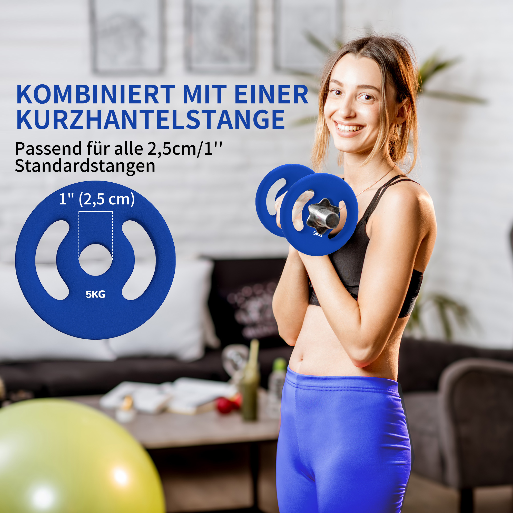 Lächelnde Frau, die zwei blaue Hantelscheiben hält, in der Nähe von Fitnessgeräten.