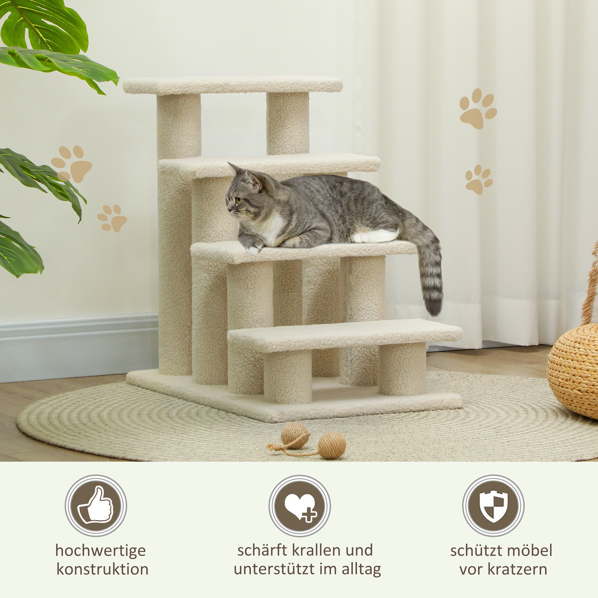 Eine Katze auf einem Kratzbaum. Es hat Stufen und ist beige. An der Wand sind Pfotenabdrücke.