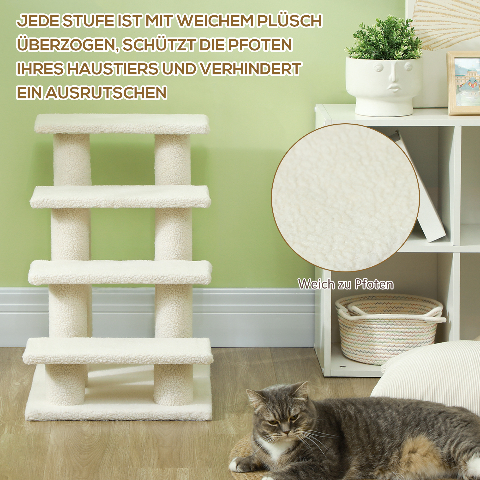 Ein Katzenbaum mit einer Katze, die auf der untersten Ebene liegt. Text hebt die Plüschstufen hervor.