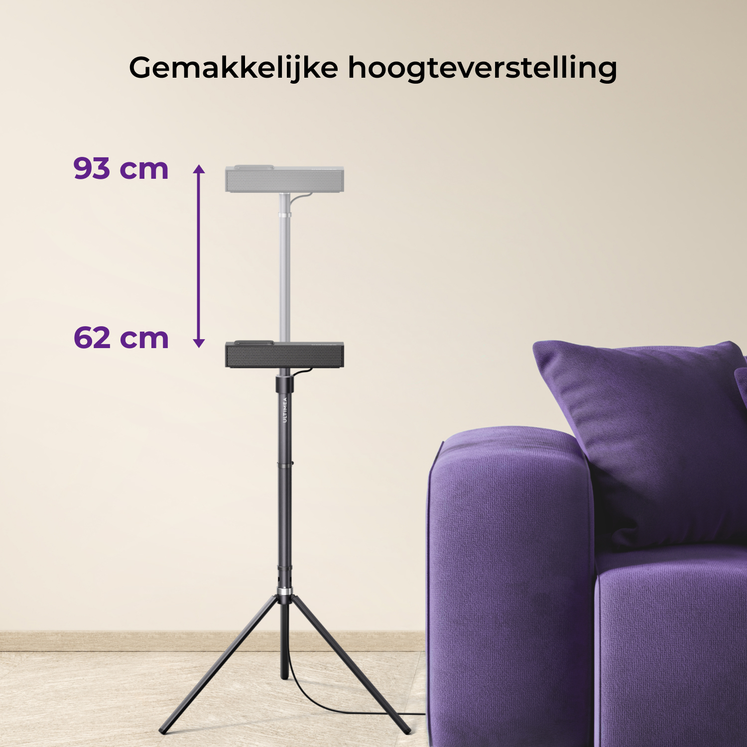 Hauteur réglable du pied d'enceinte de 62 cm à 93 cm, avec un canapé violet visible.