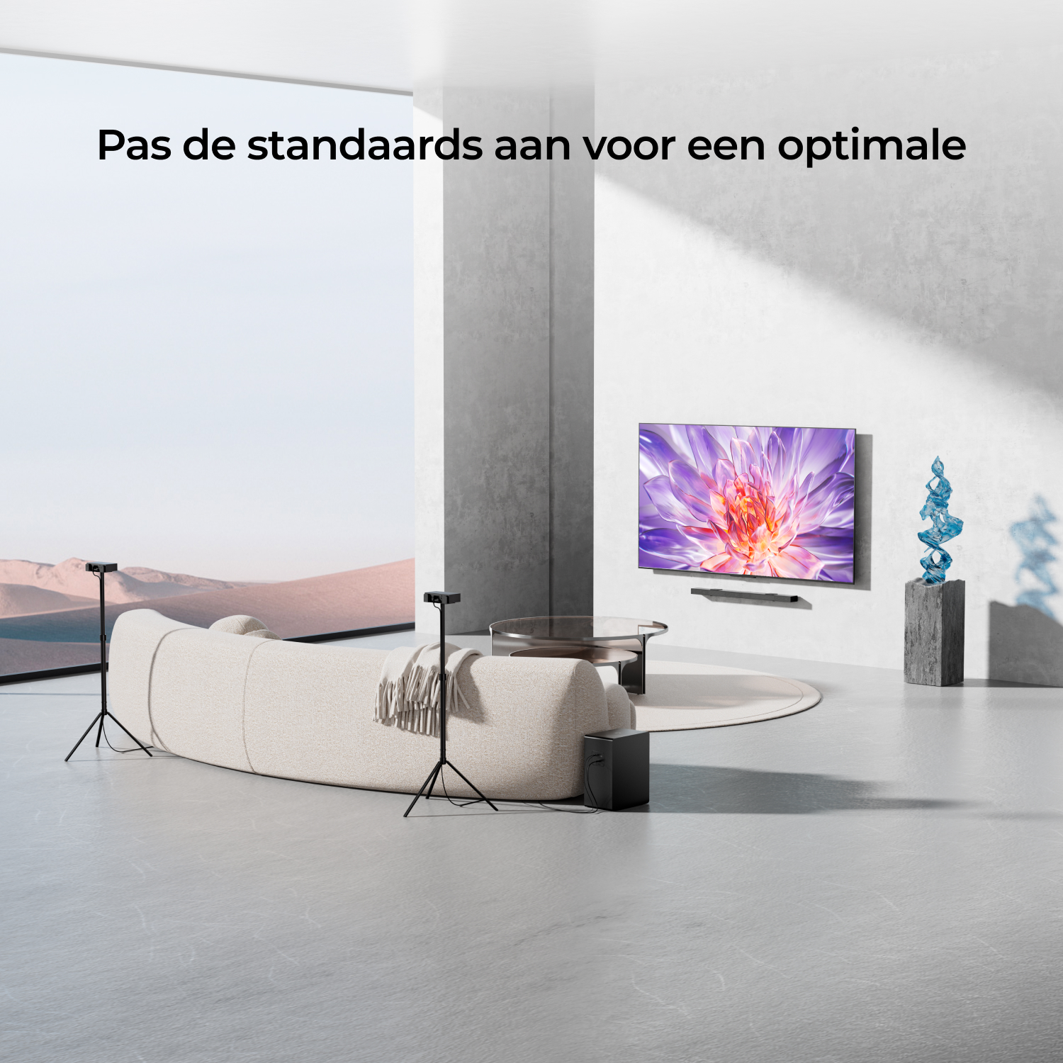 Salon moderne avec une télévision, deux pieds d'enceintes et un canapé avec des objets décoratifs.