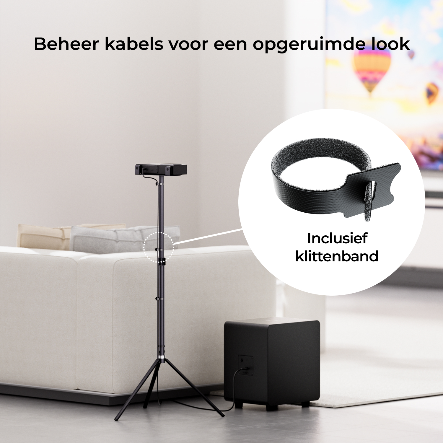 Un pied d'enceinte avec gestion des câbles et détail de la sangle velcro dans un salon.