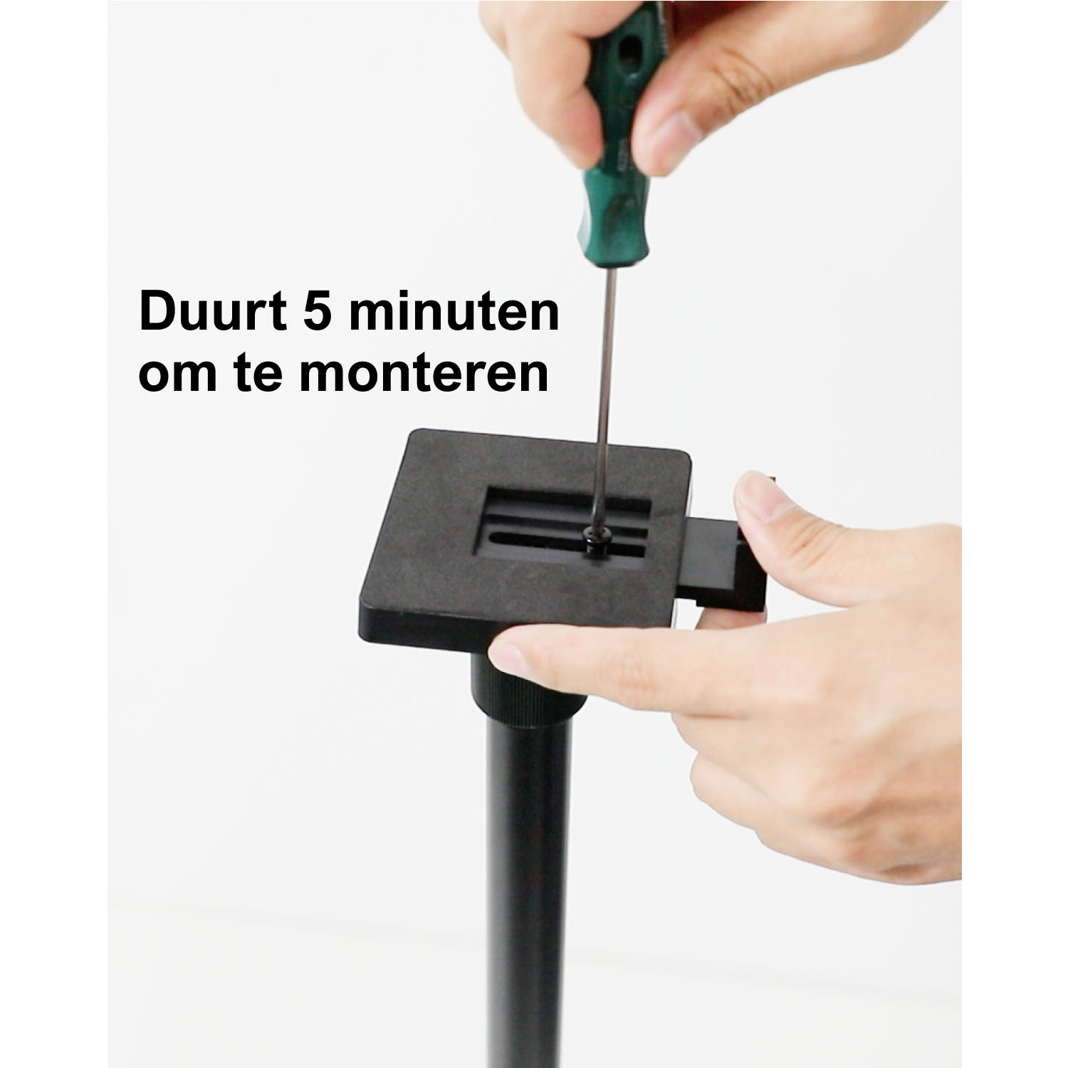 Une personne utilise un tournevis pour assembler le support du projecteur.