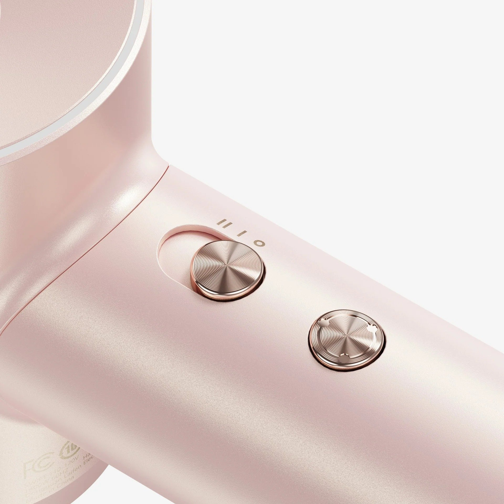 Primo piano di un asciugacapelli rosa. Due pulsanti metallici sul lato. Sfondo bianco.