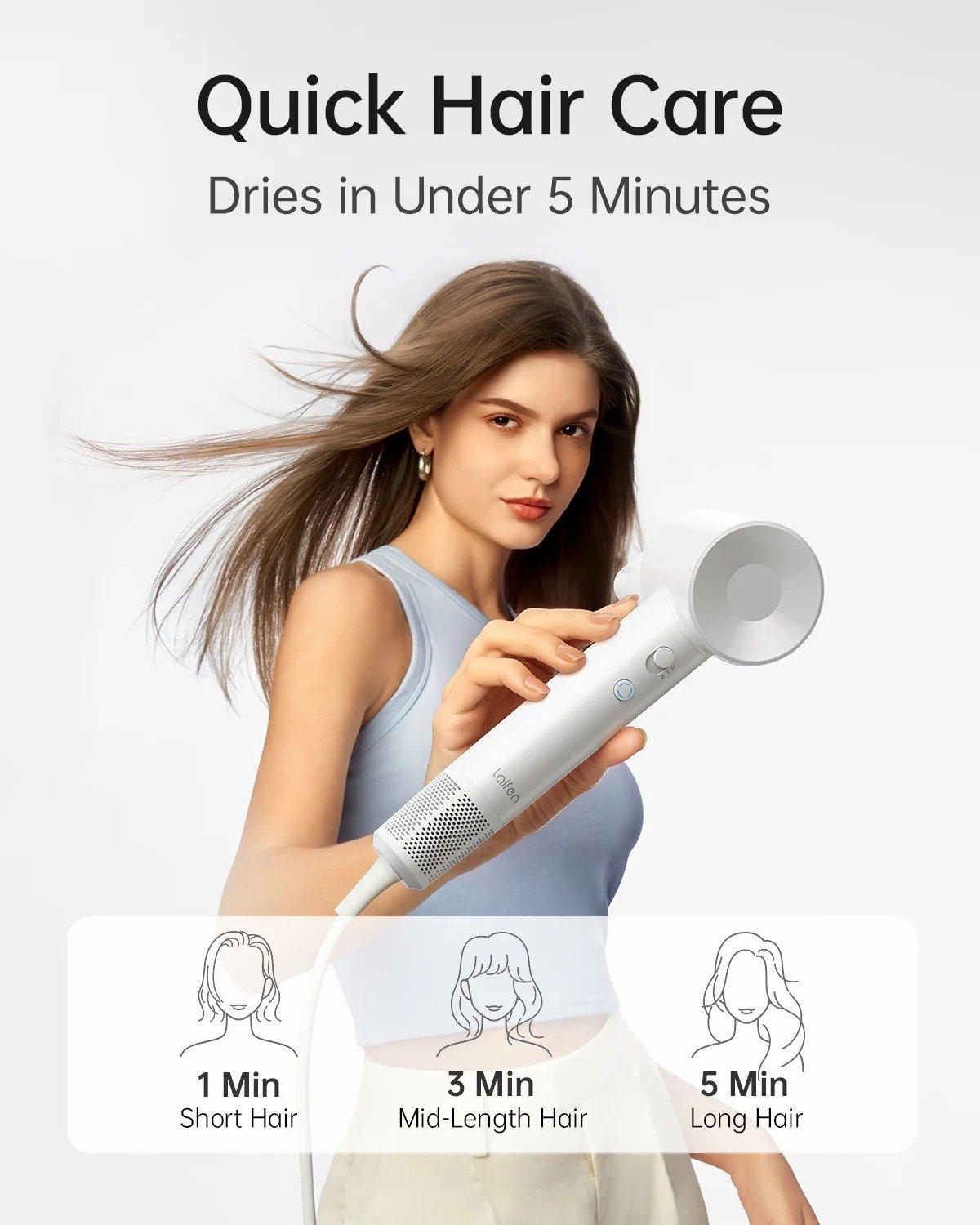 Donna che usa un asciugacapelli bianco, con guide per la lunghezza dei capelli.