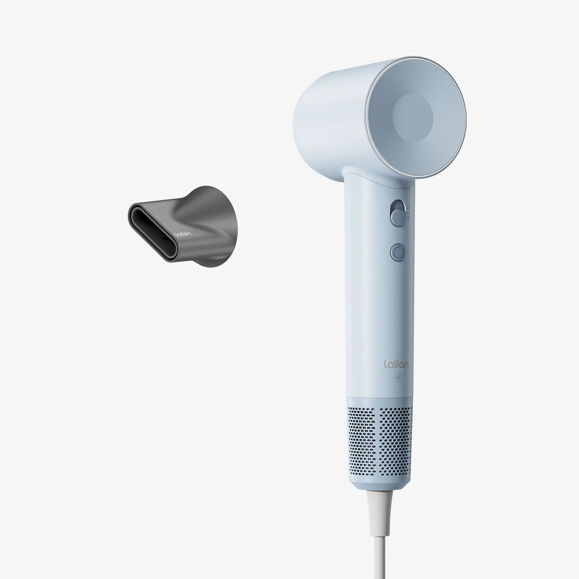 Un asciugacapelli azzurro con un ugello accanto, su sfondo bianco.