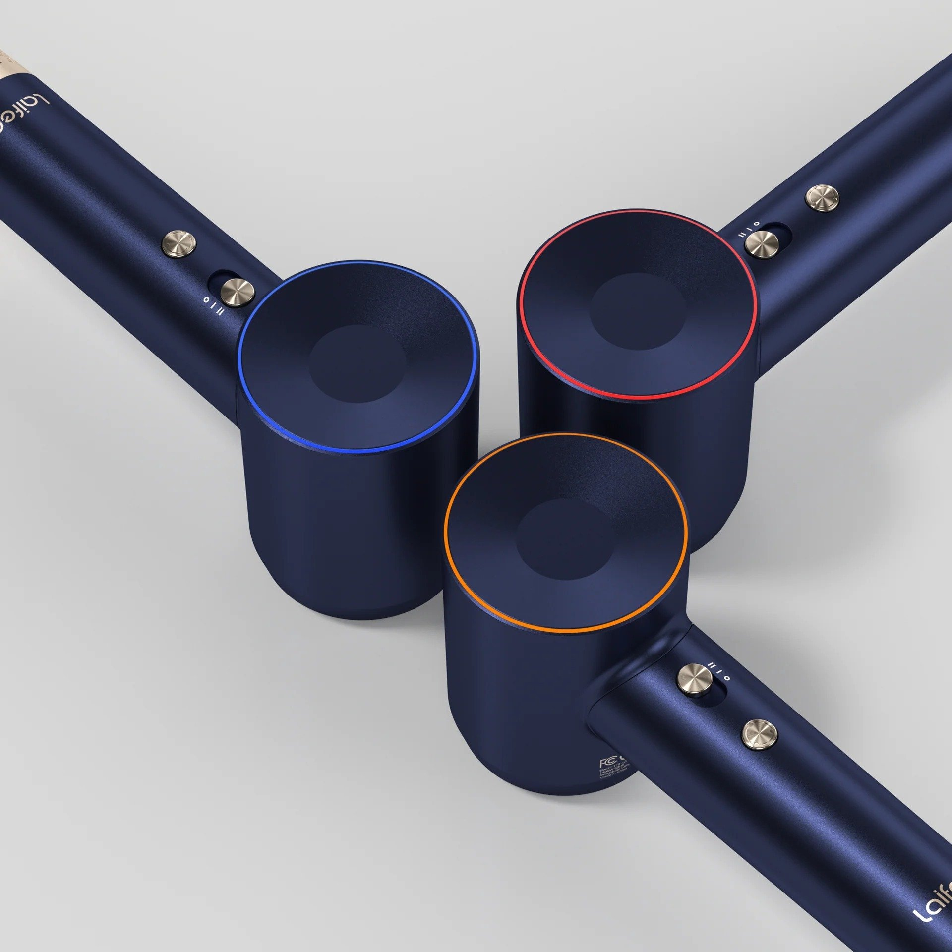 Tre asciugacapelli blu navy. Ognuno ha un anello di colore diverso.