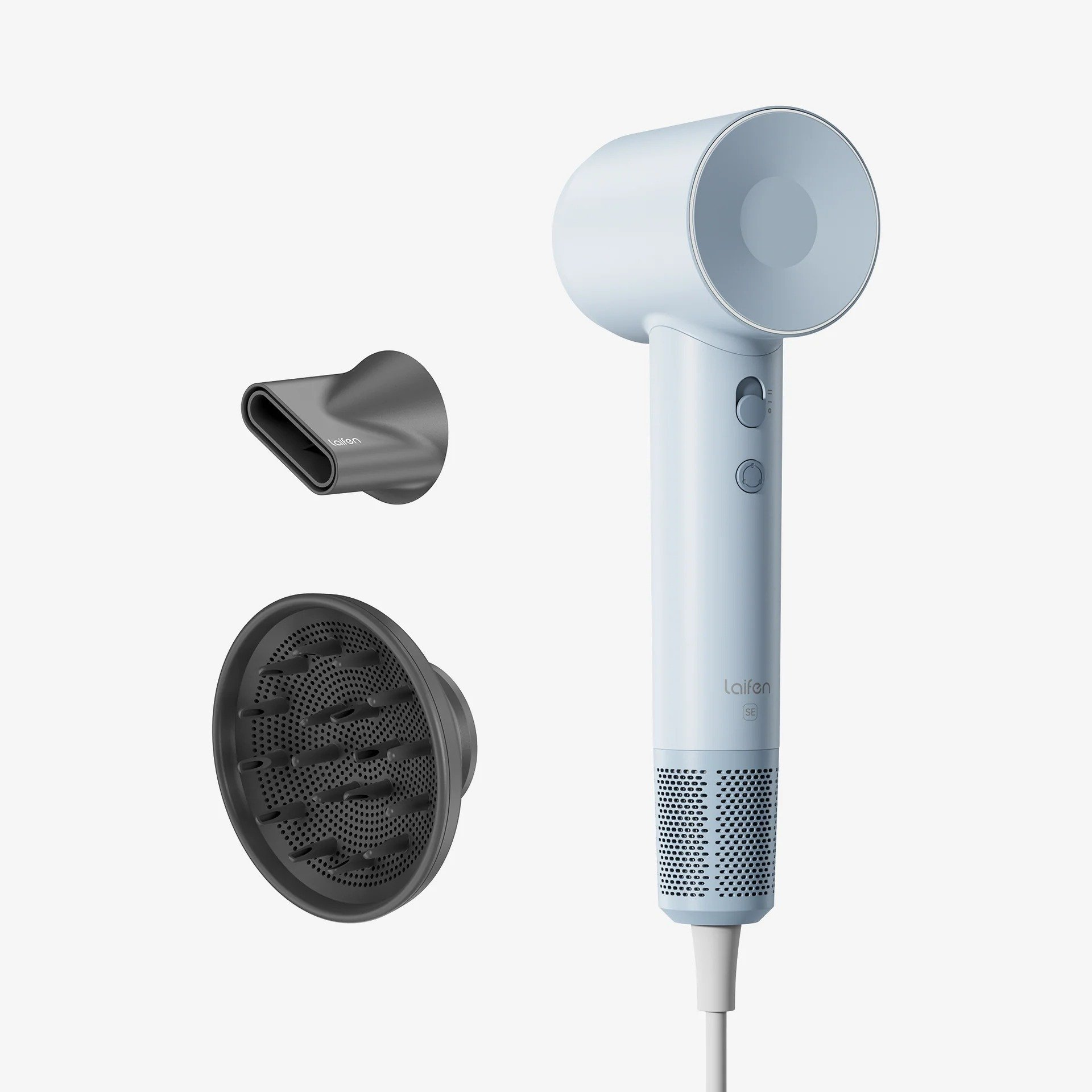 Asciugacapelli azzurro con tre accessori. L'asciugacapelli ha un'impugnatura e due pulsanti. Cavo bianco collegato.