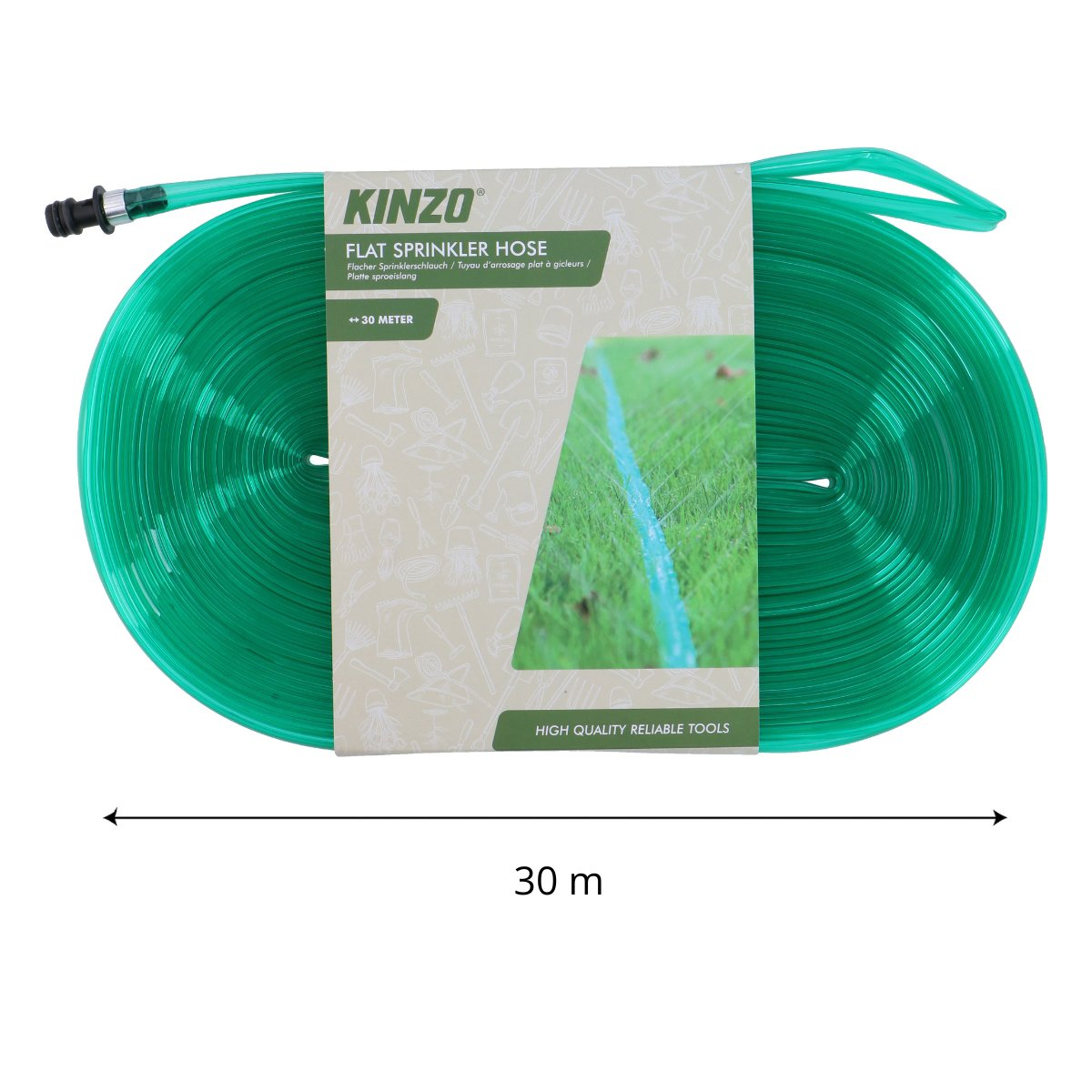 Een groene platte sproeislang opgerold, met een productverpakking erbovenop.
