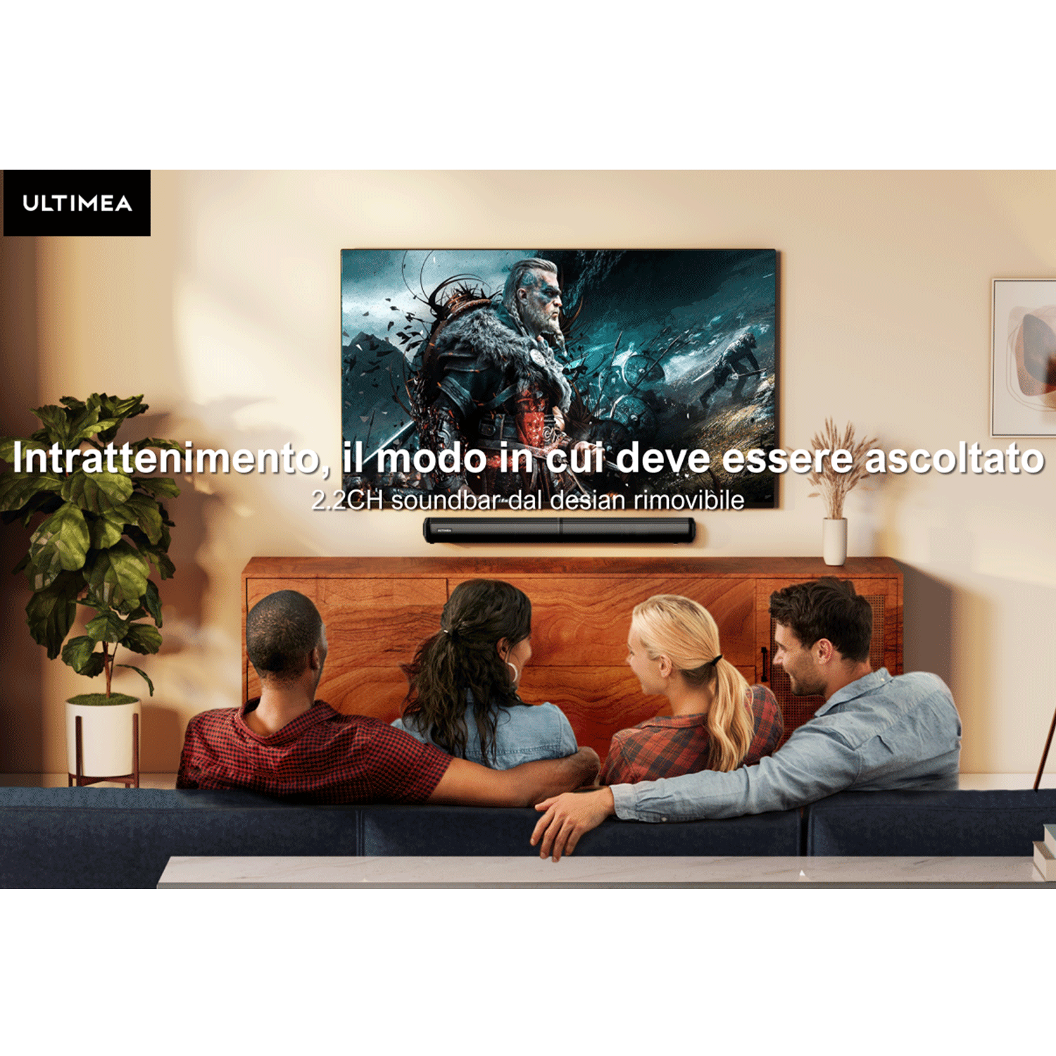 Soggiorno con TV e soundbar. Persone sedute sul divano, guardando la TV.