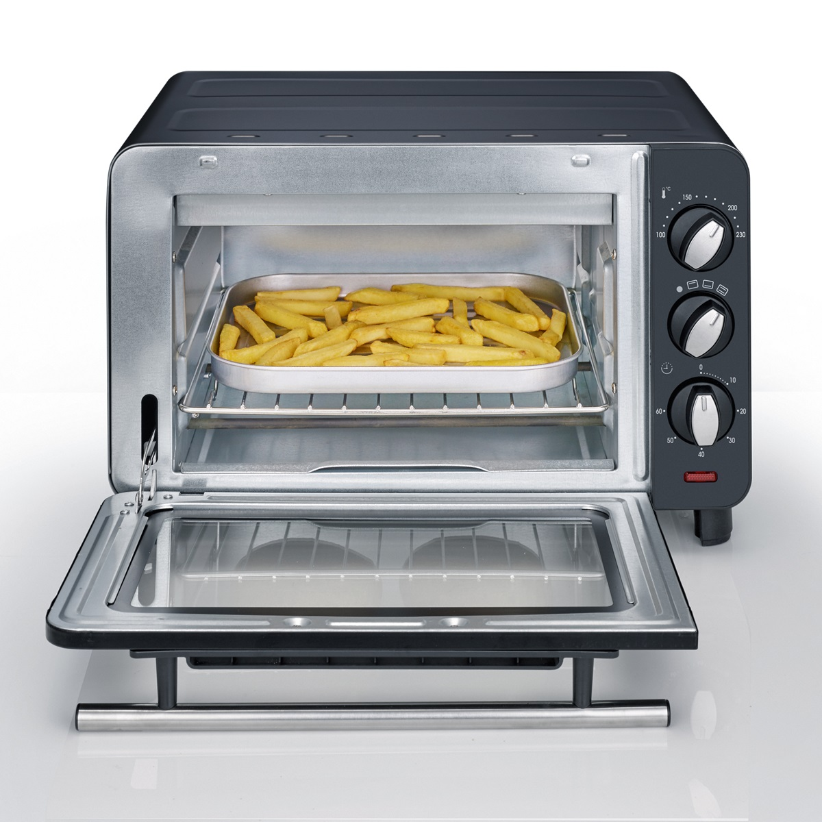 Mini horno Severin negro con patatas fritas dentro, puerta abierta.
