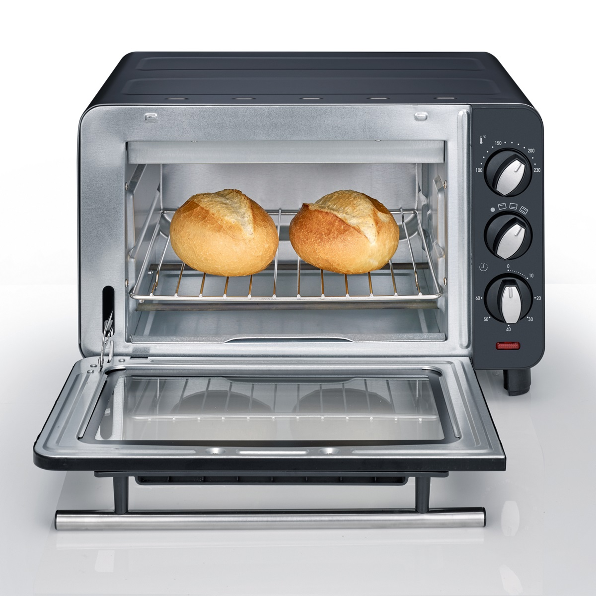 Mini horno Severin negro con dos panecillos dentro, puerta abierta.