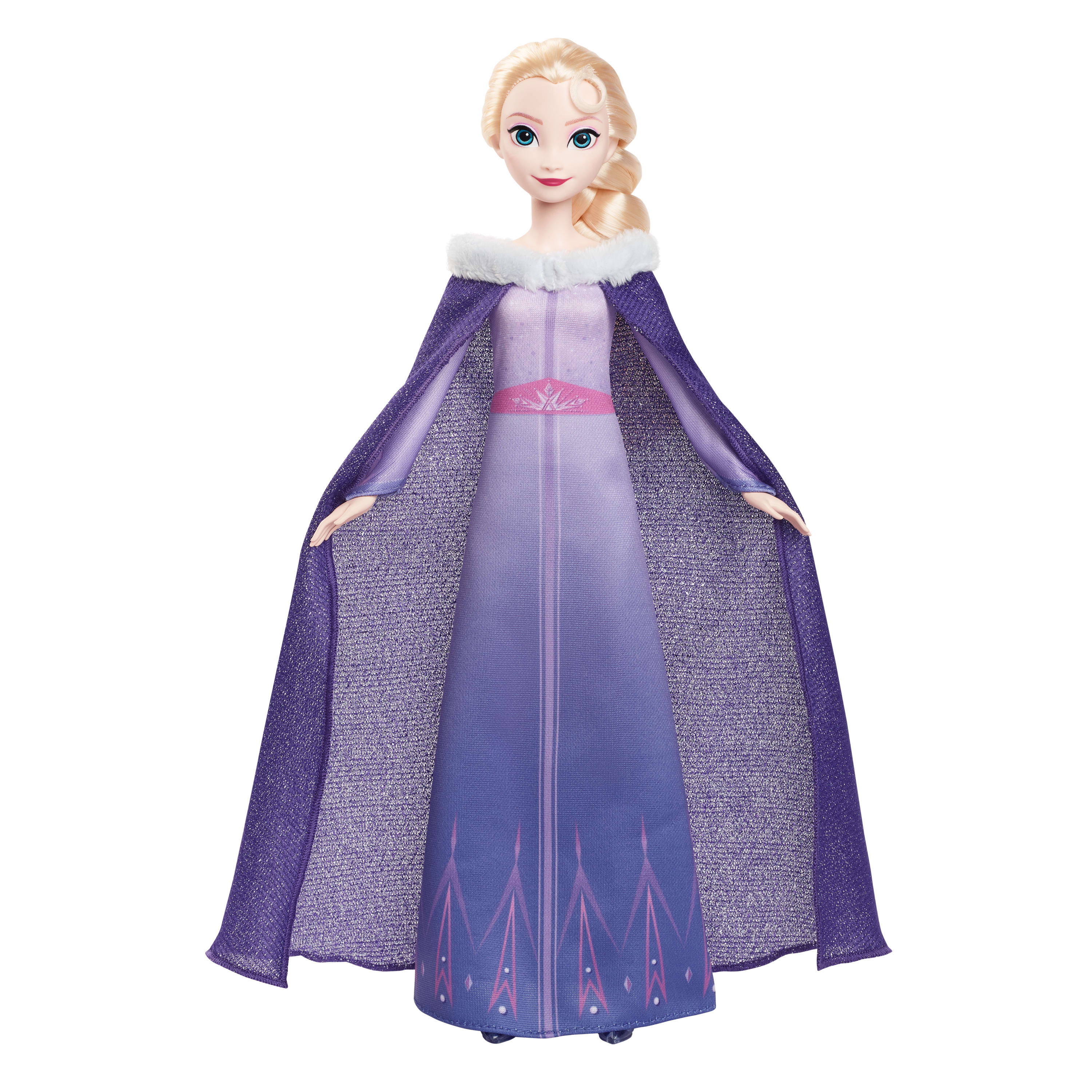 Elsa-Puppe in lila Kleid und Umhang. Weißer Pelzkragen. Blondes Haar in einem Zopf. Weißer Hintergrund.