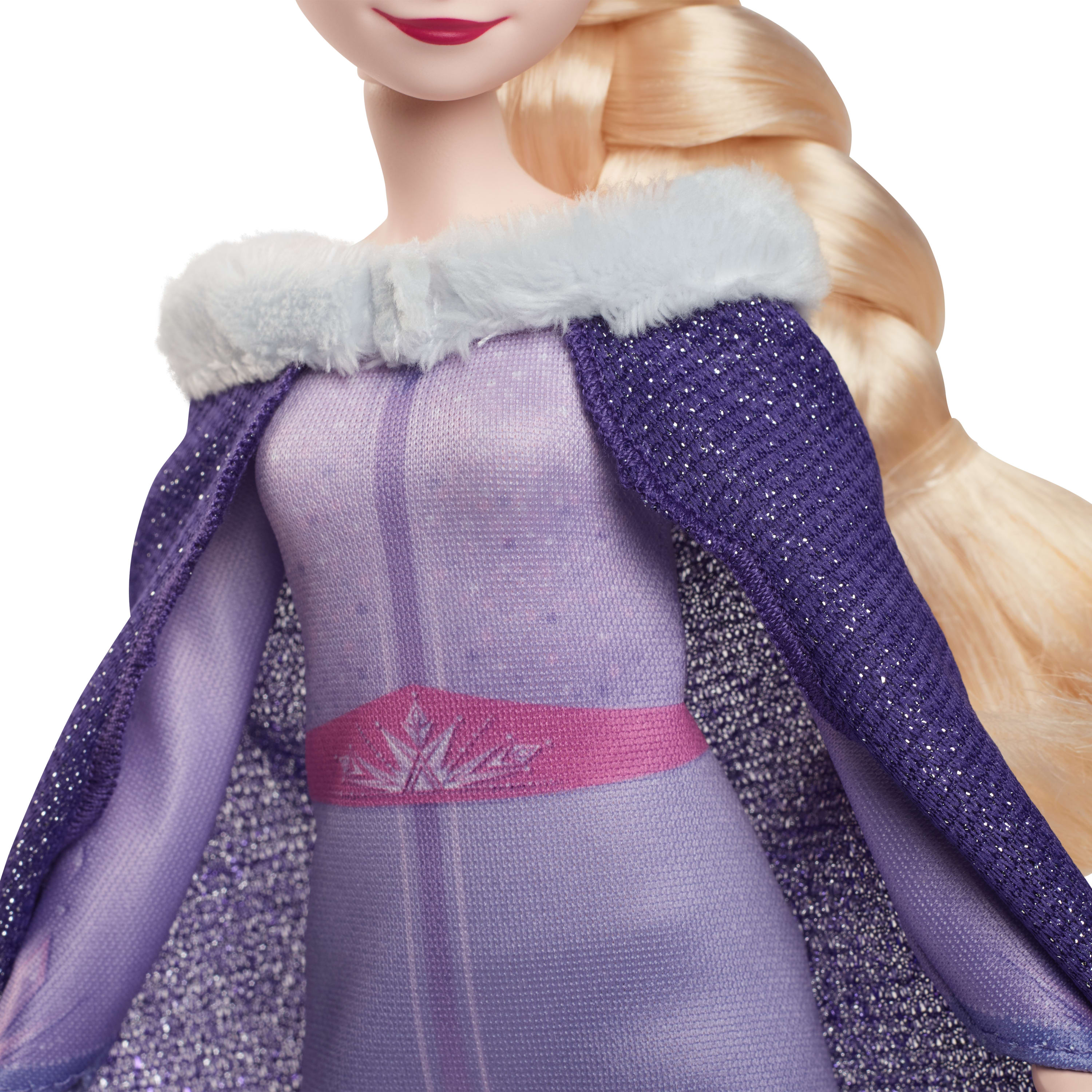Elsa-Puppen-Nahaufnahme. Blondes Haar, weißer Pelzkragen, lila Kleid. Weißer Hintergrund.