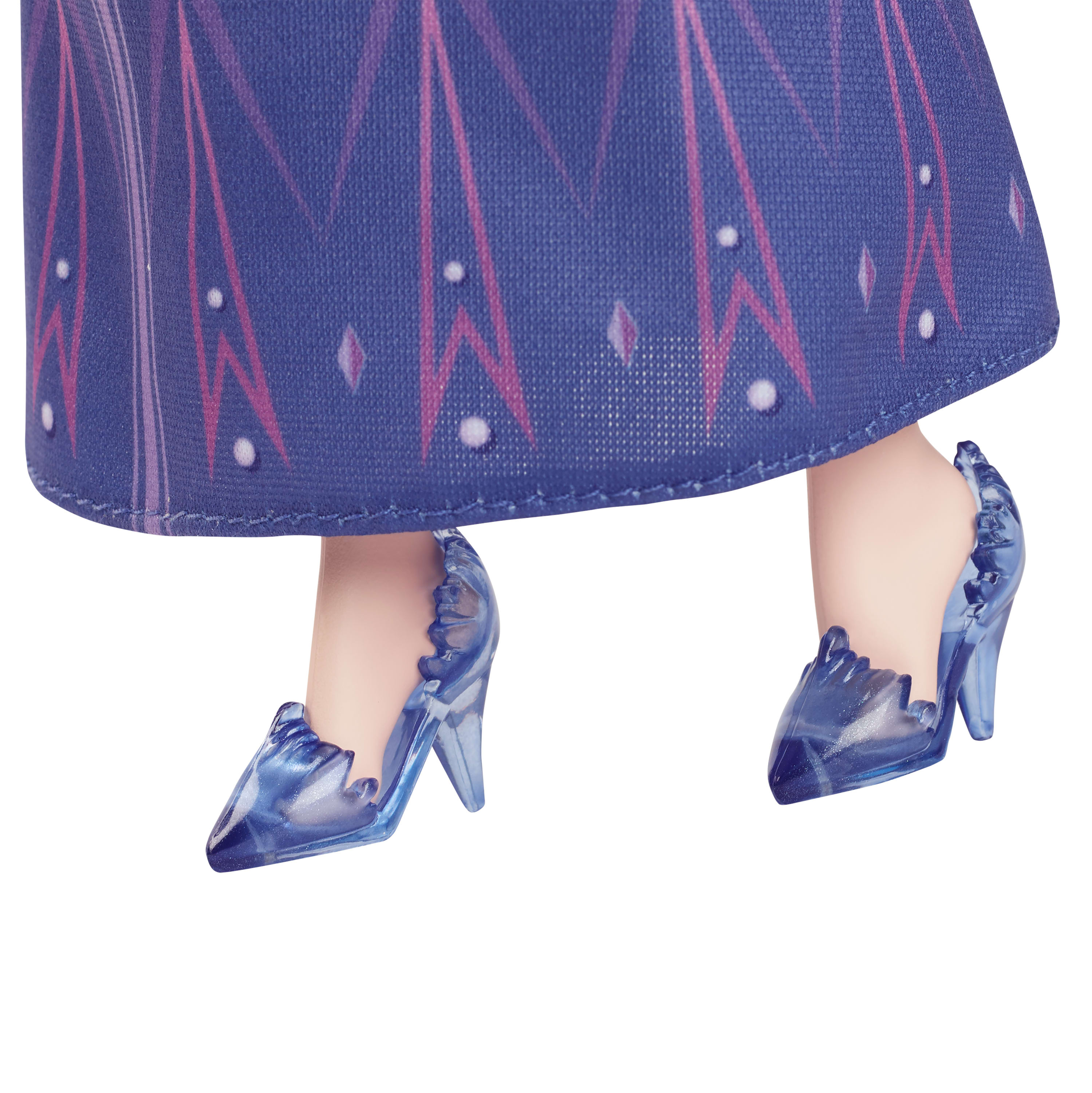 Nahaufnahme der Füße einer Puppe mit transparenten, blauen High Heels.