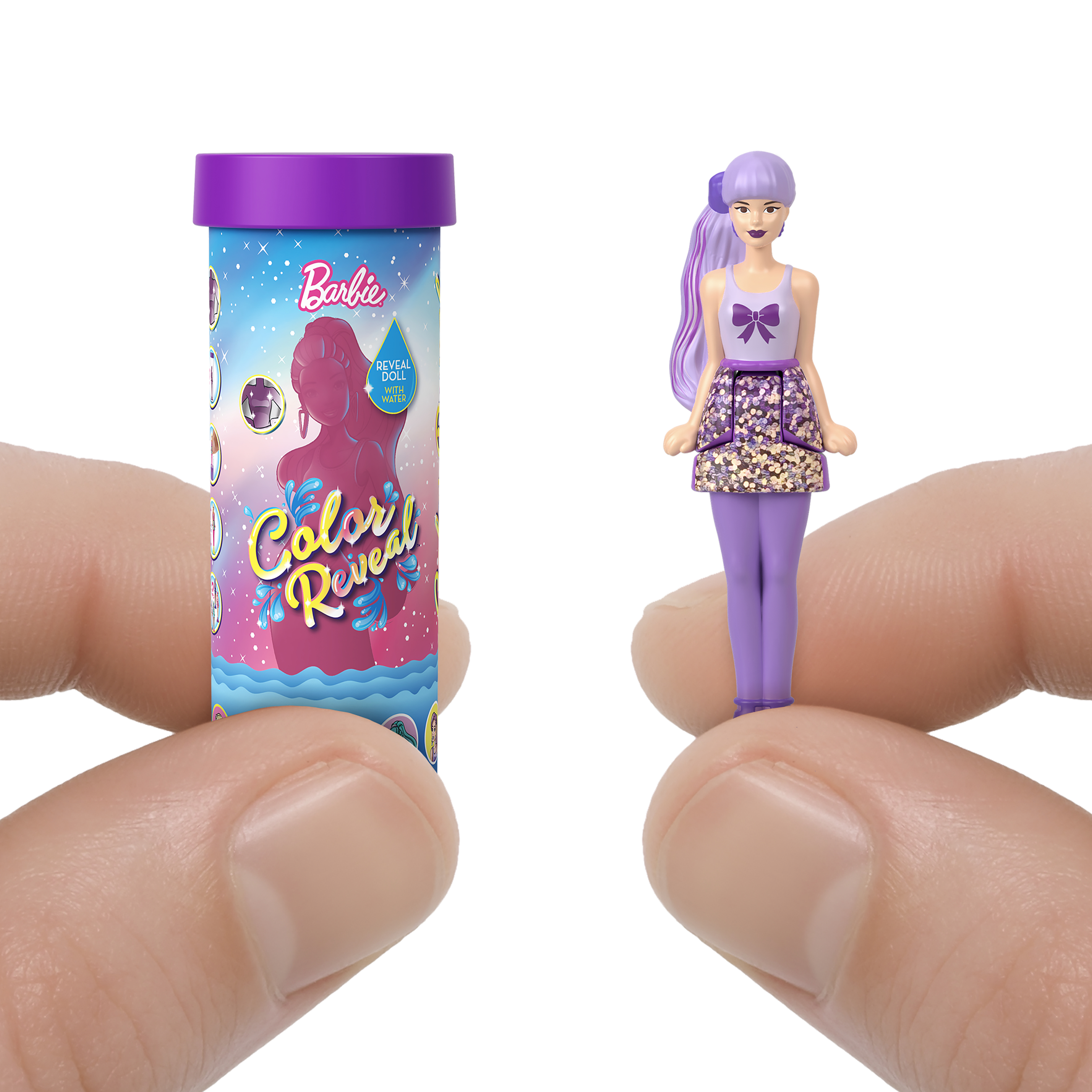 Mini Barbie Color Reveal Puppe mit lila Tube. Eine kleine Puppe wird zwischen den Fingern gehalten.
