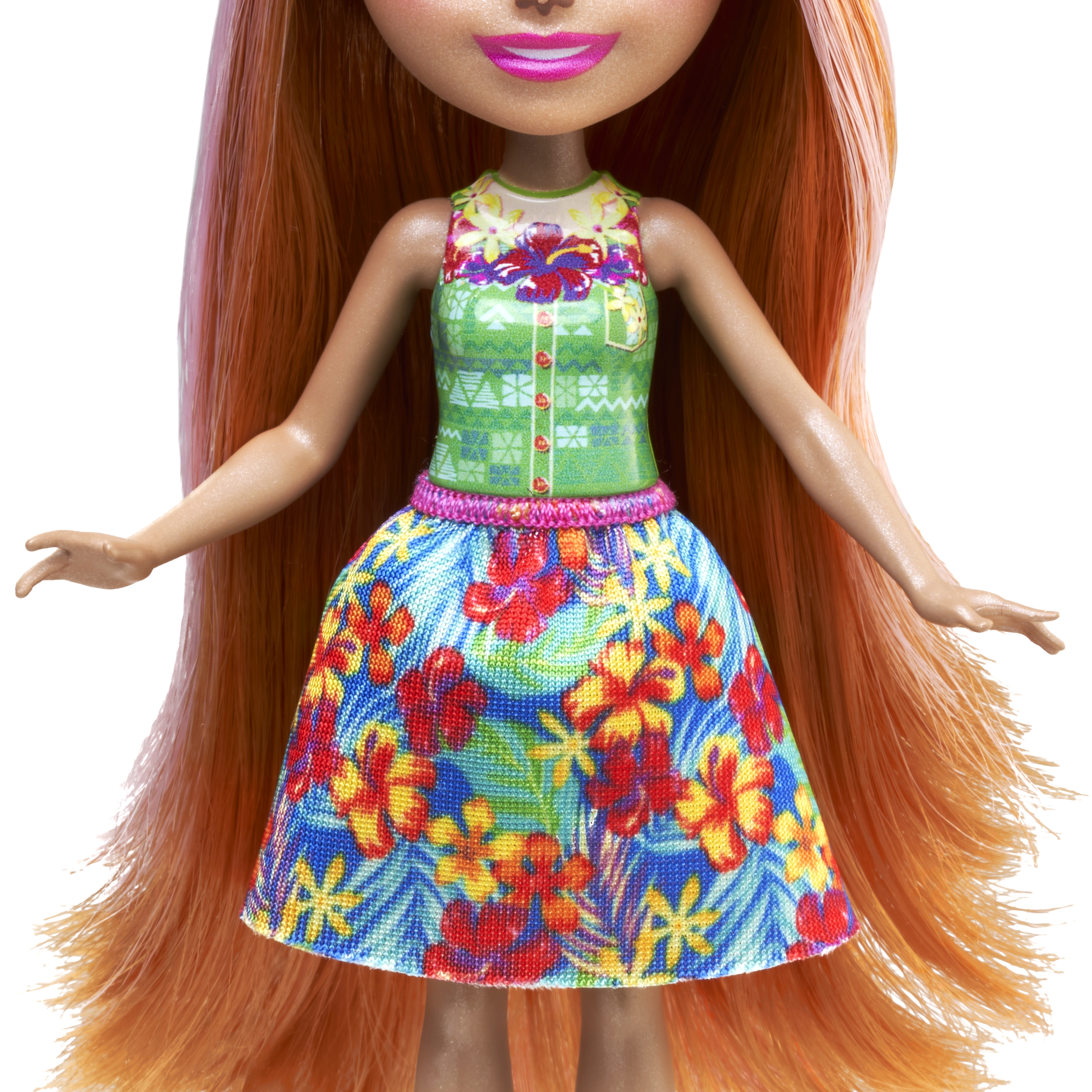 Lalka z długimi pomarańczowymi włosami, w topie i spódnicy w kwiaty. Białe tło.