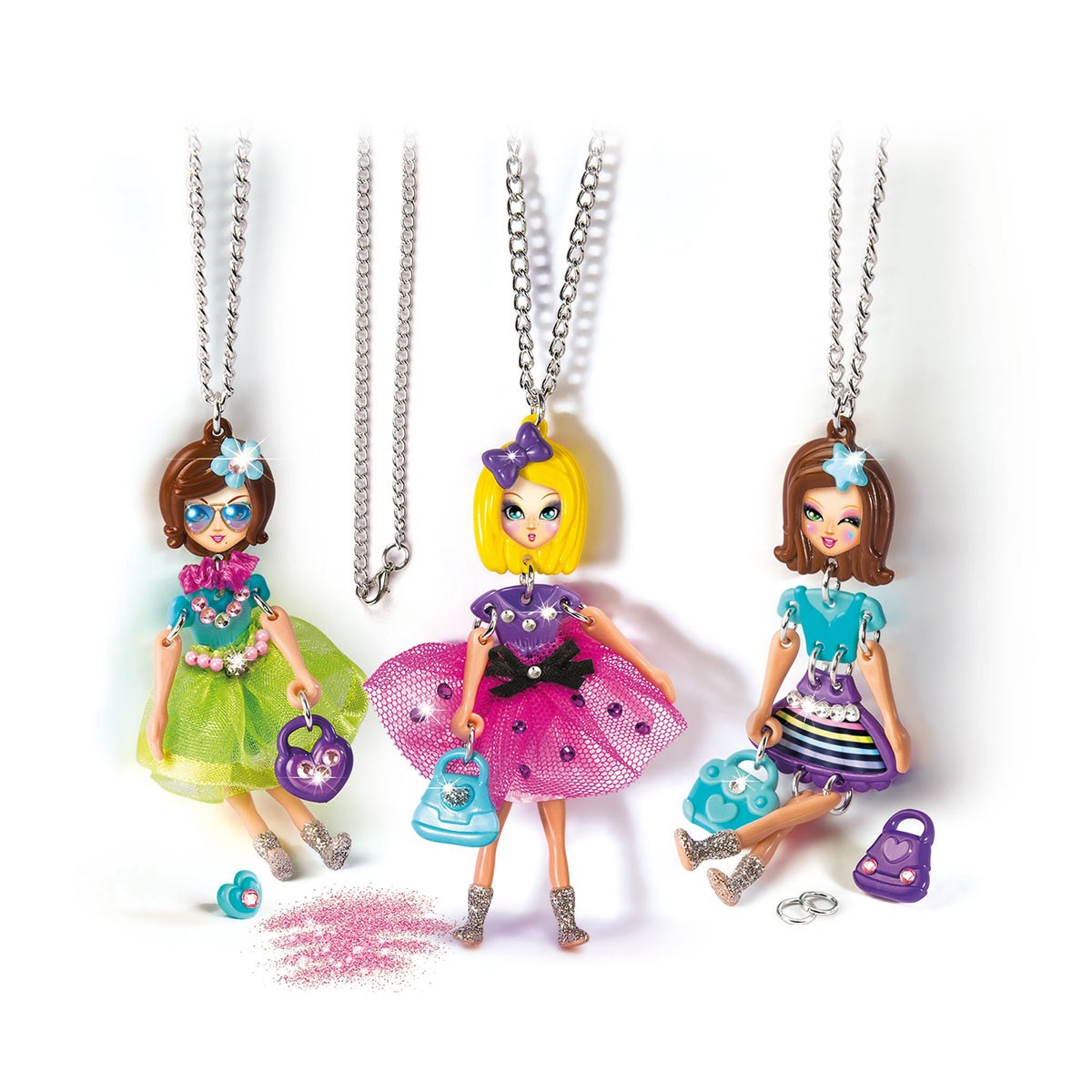 Trzy lalki na srebrnym łańcuszku. Mają różne włosy i stroje, z torebkami i brokatem.