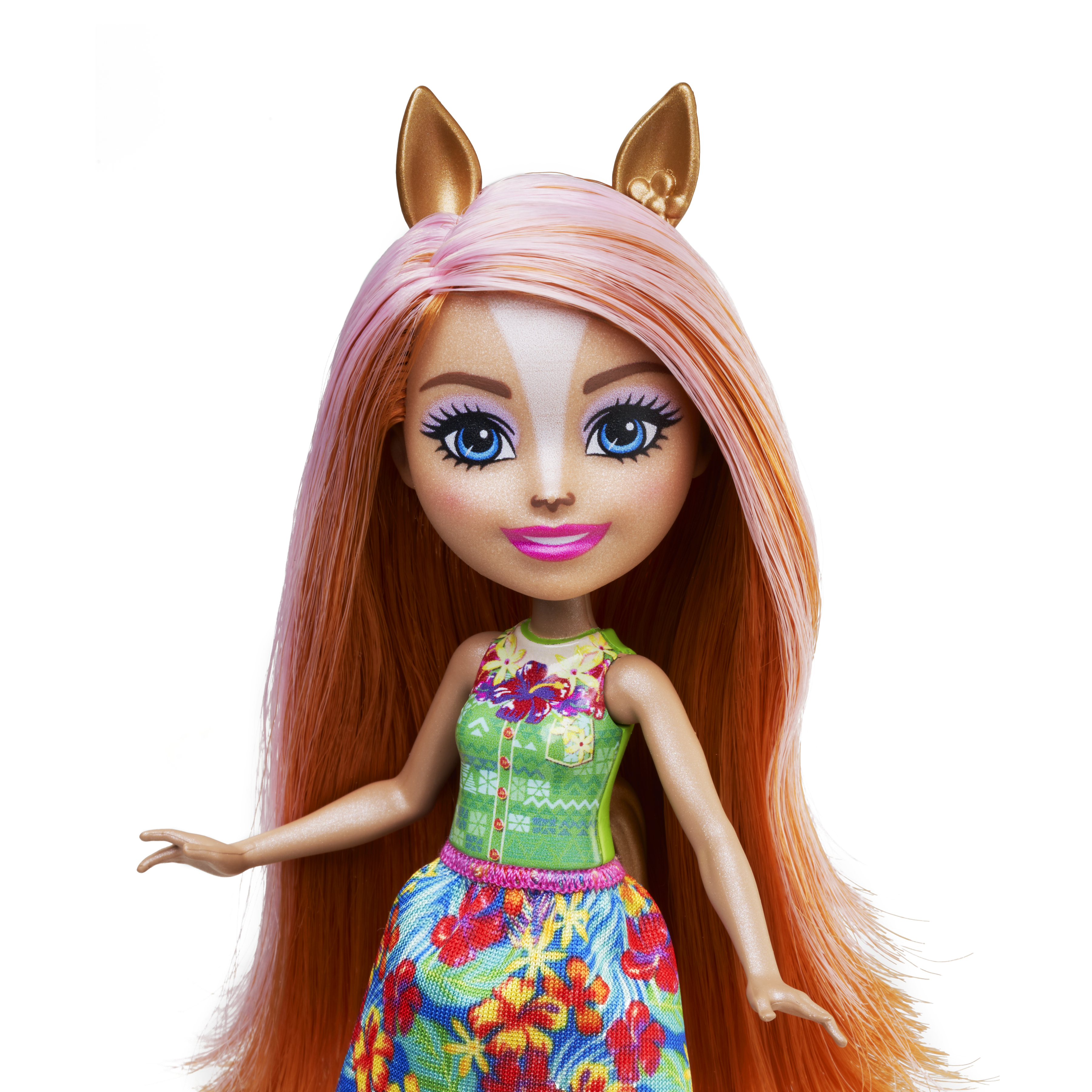 Lalka z pomarańczowymi włosami i złotymi uszami, w zielonej górze i kwiecistej spódnicy. Białe tło.
