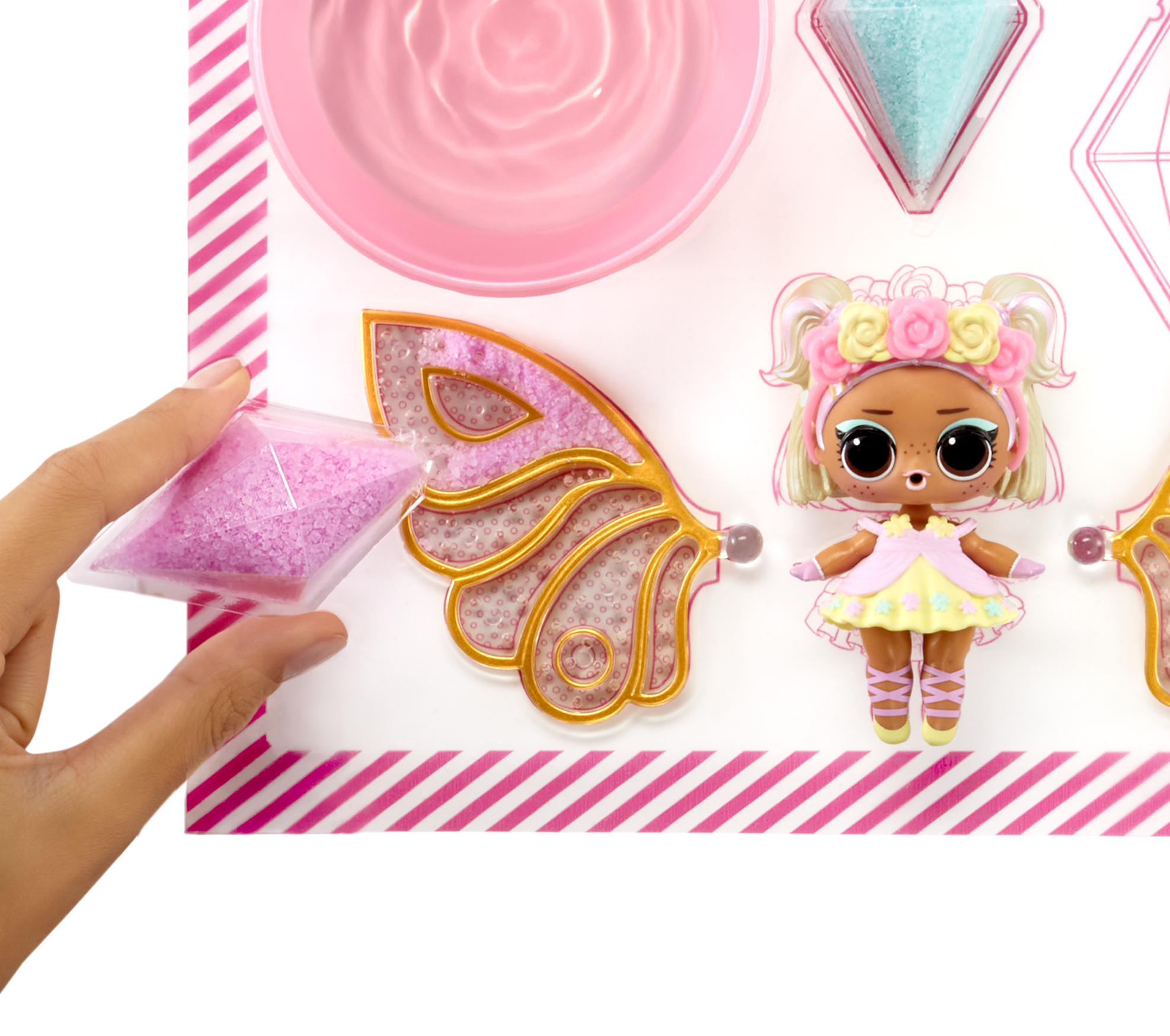 Ein Puppenset mit einer Feenpuppe und Flügeln. Pinker Glitzer mit weißem Hintergrund.