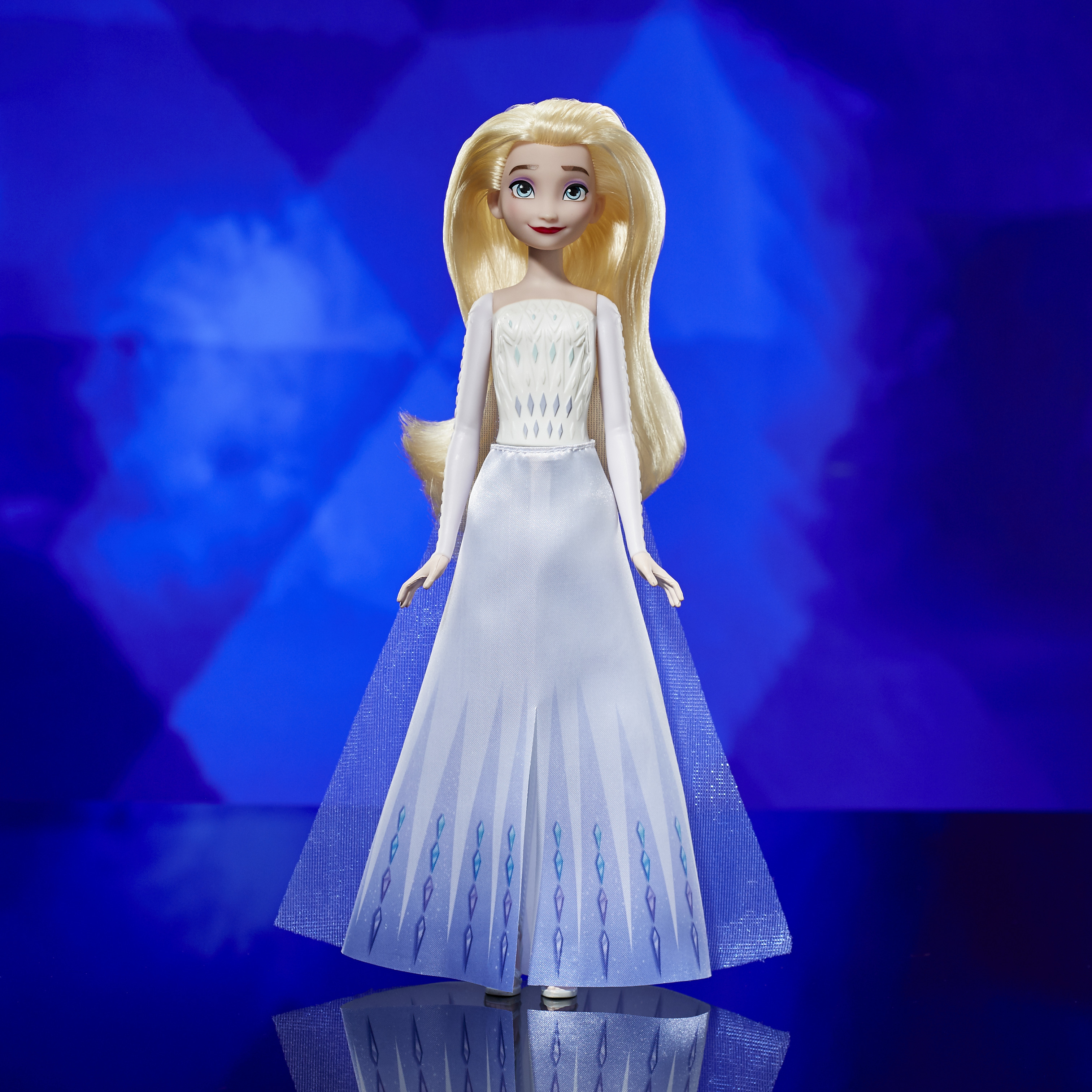 Elsa-Puppe aus Frozen, in weißem Kleid mit langen blonden Haaren, steht still.