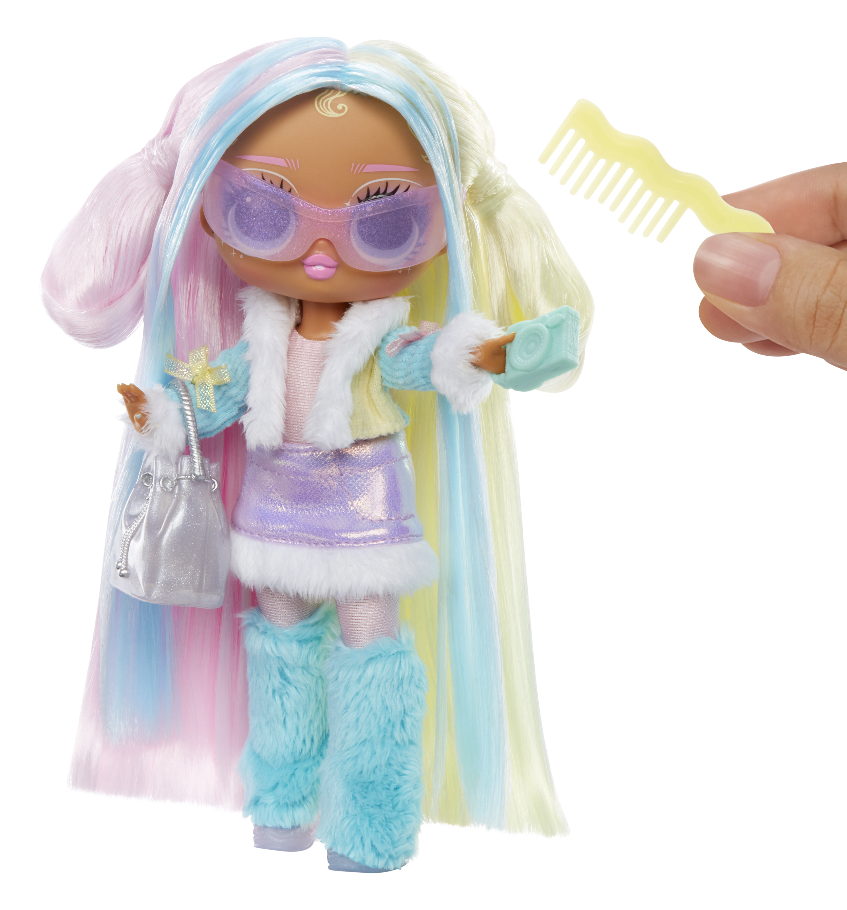 Lalka z długimi, kolorowymi włosami, w kurtce, spódnicy i butach, trzymająca torebkę i grzebień.