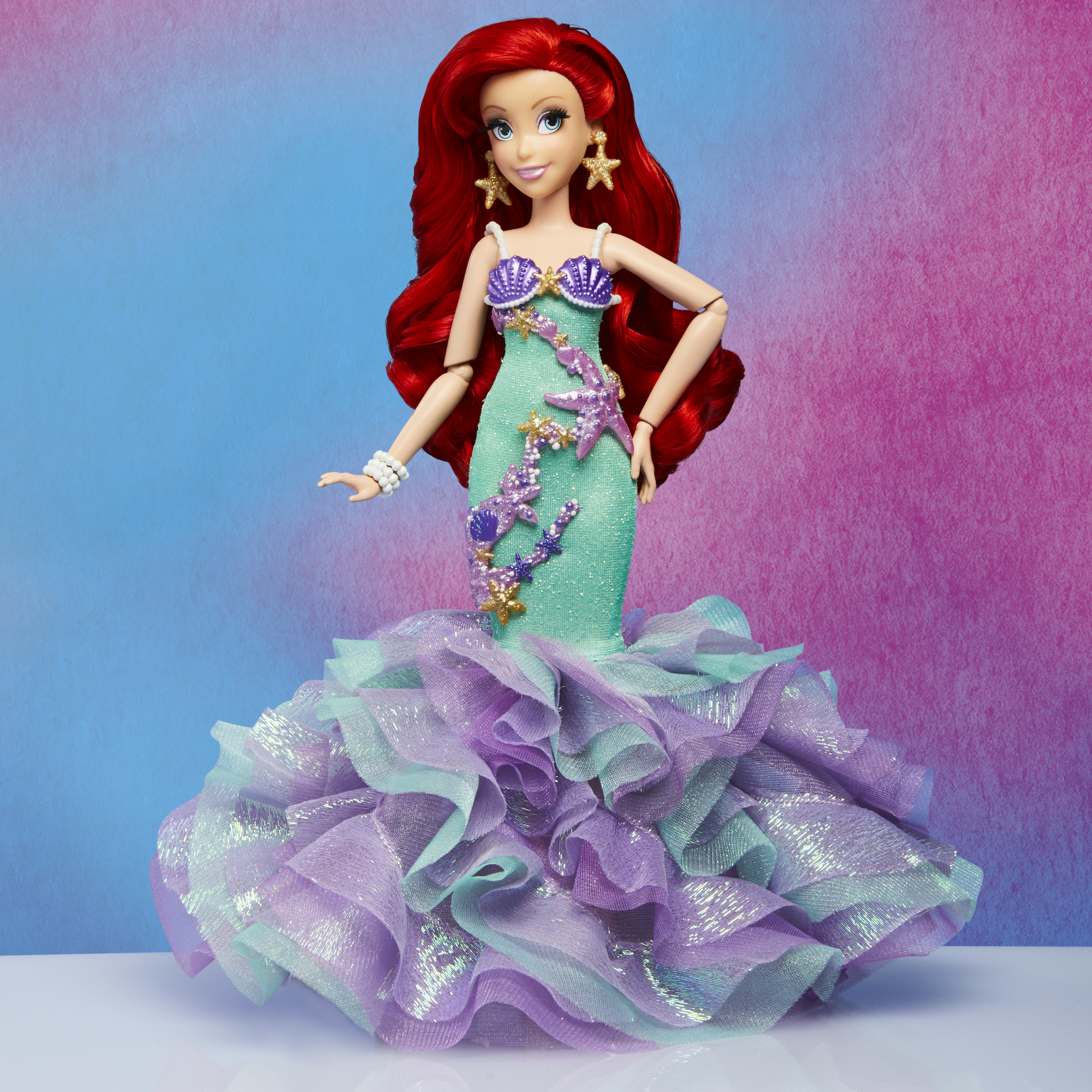Ariel-Puppe in einem Meer-Themen-Kleid. Rotes Haar, Seestern-Ohrringe und ein Muschel-Oberteil.