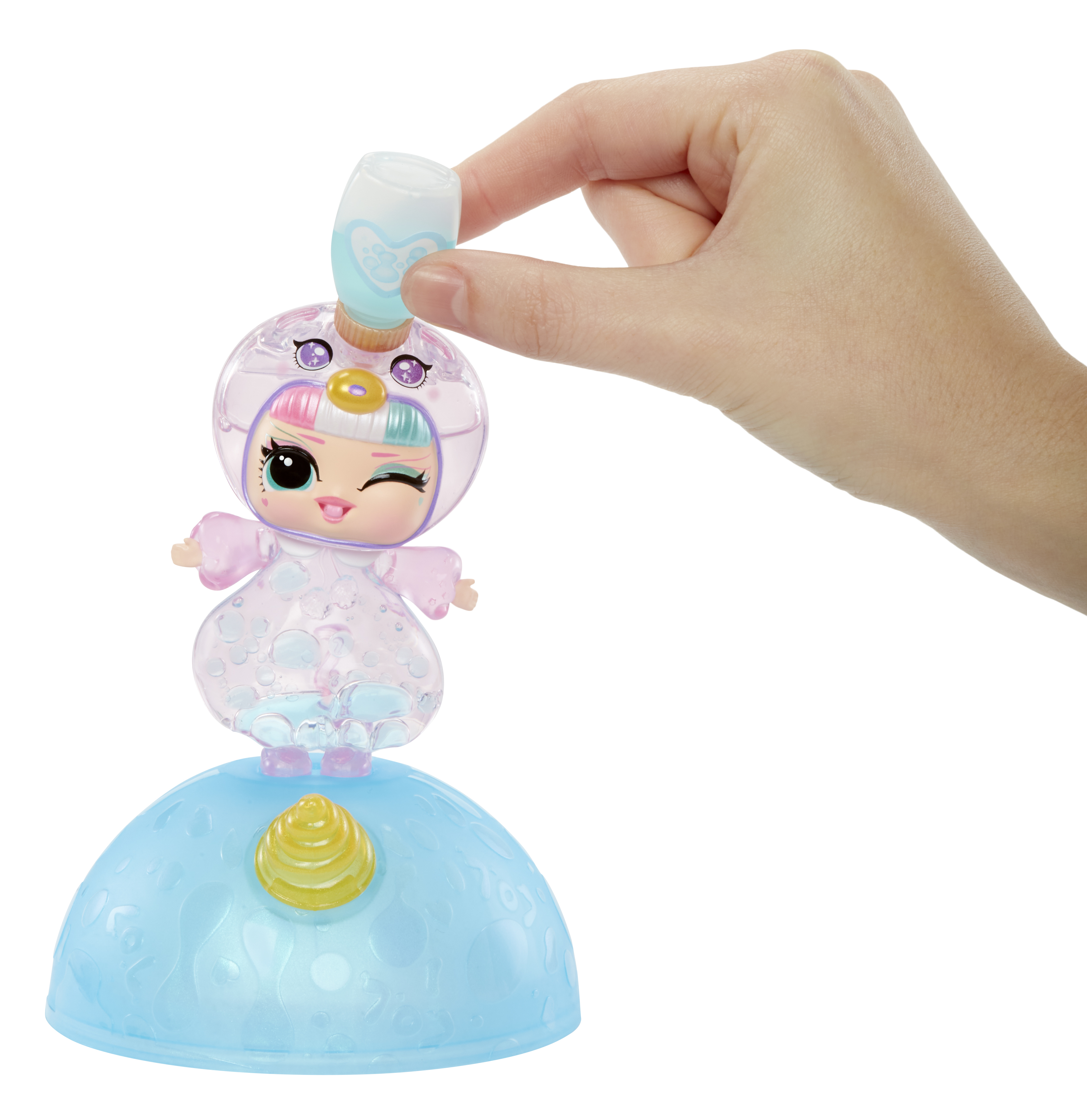 Una muñeca con cabello azul y un accesorio azul está siendo llenado con agua por una mano.
